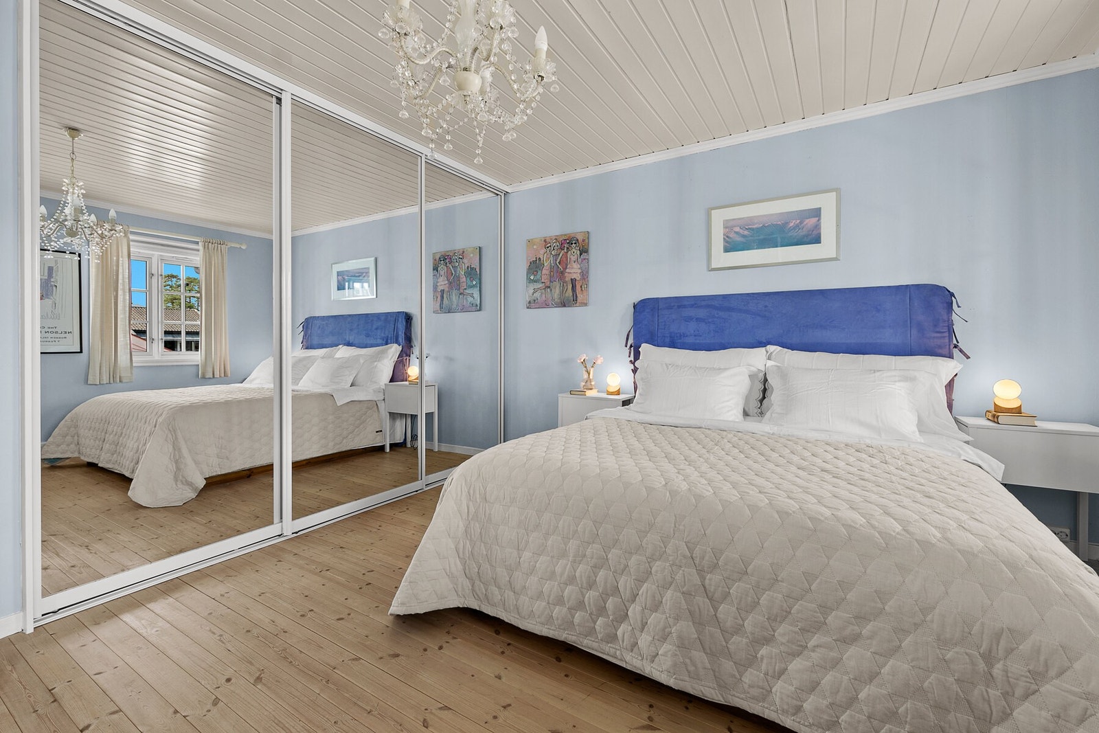 Det er mye lagringsplass i en større garderobe. Galleribilde