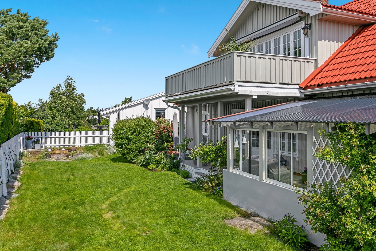 Hagen strekker seg rundt huset. Her er det gode solforhold. Galleribilde