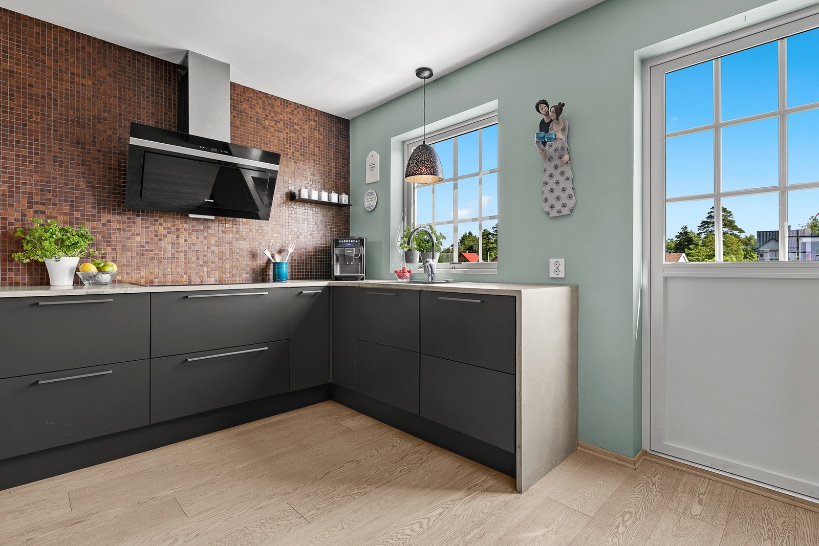 Fra kjøkkenet er det adkomst til balkong med morgensol. Galleribilde