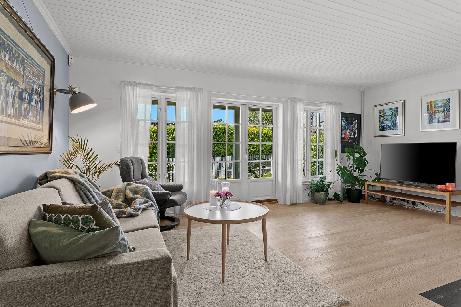 Det er fra stuen utgang til overbygget terrasse. Galleribilde