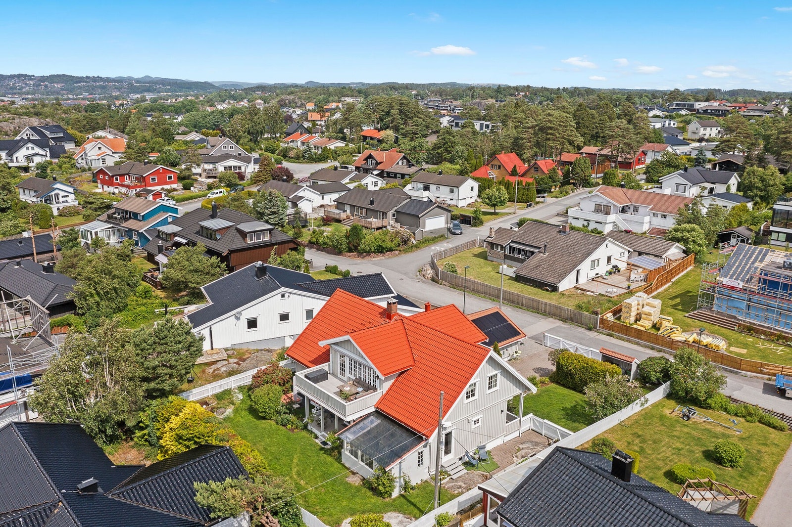 Det er på taket til garasjen installert solcelle-anlegg. Dette sørger for lavere strømkostnader. Galleribilde