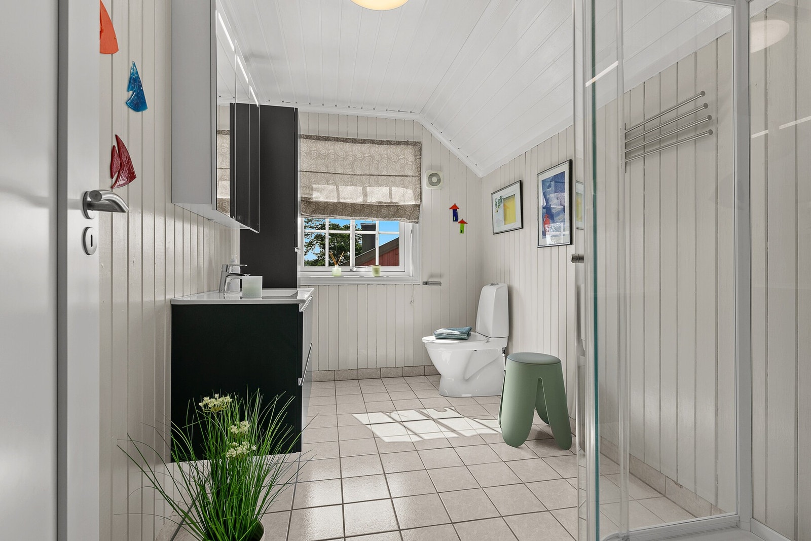 Bad i andre etasje er nymalt i 2021, nytt toalett, baderomsmøblement og dusjkabinett. Galleribilde