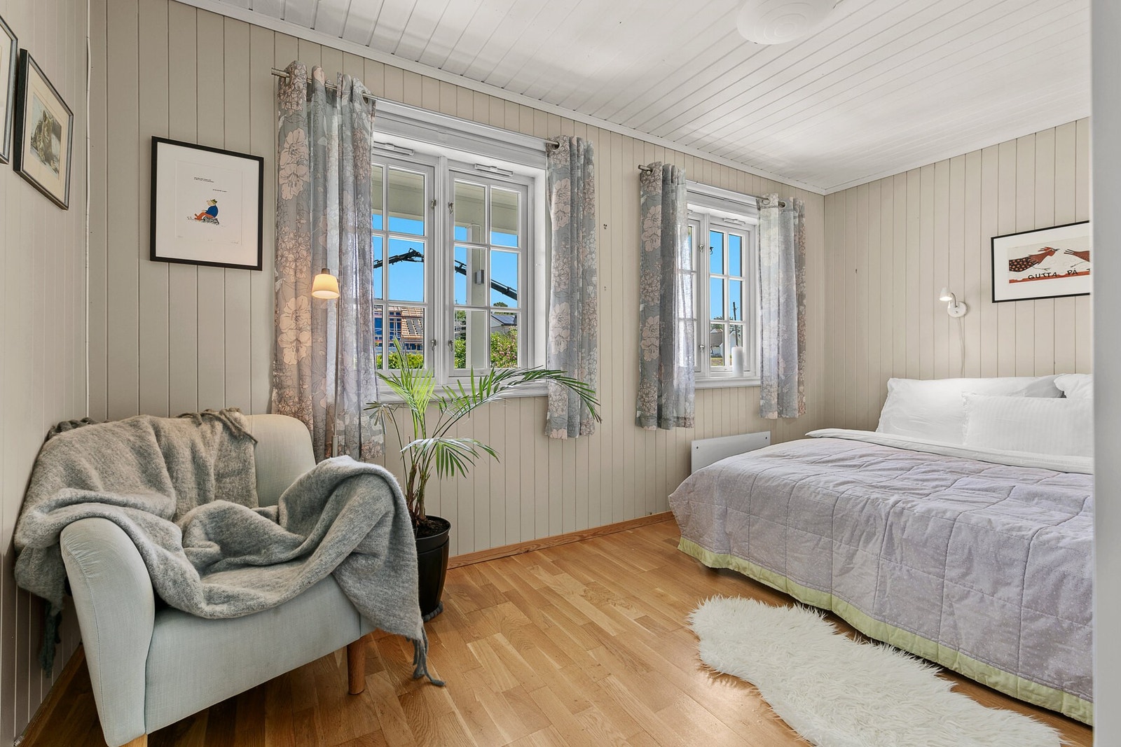 Soverom med god plass til dobbeltseng. Galleribilde