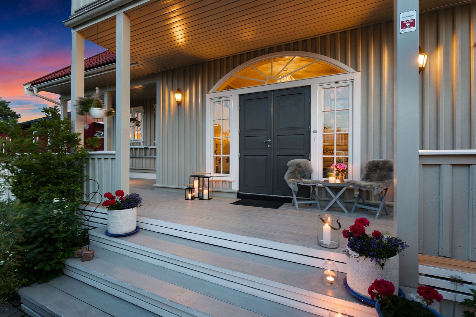 Boligen har et flott, overbygget inngangsparti - kveldsstemning. Galleribilde