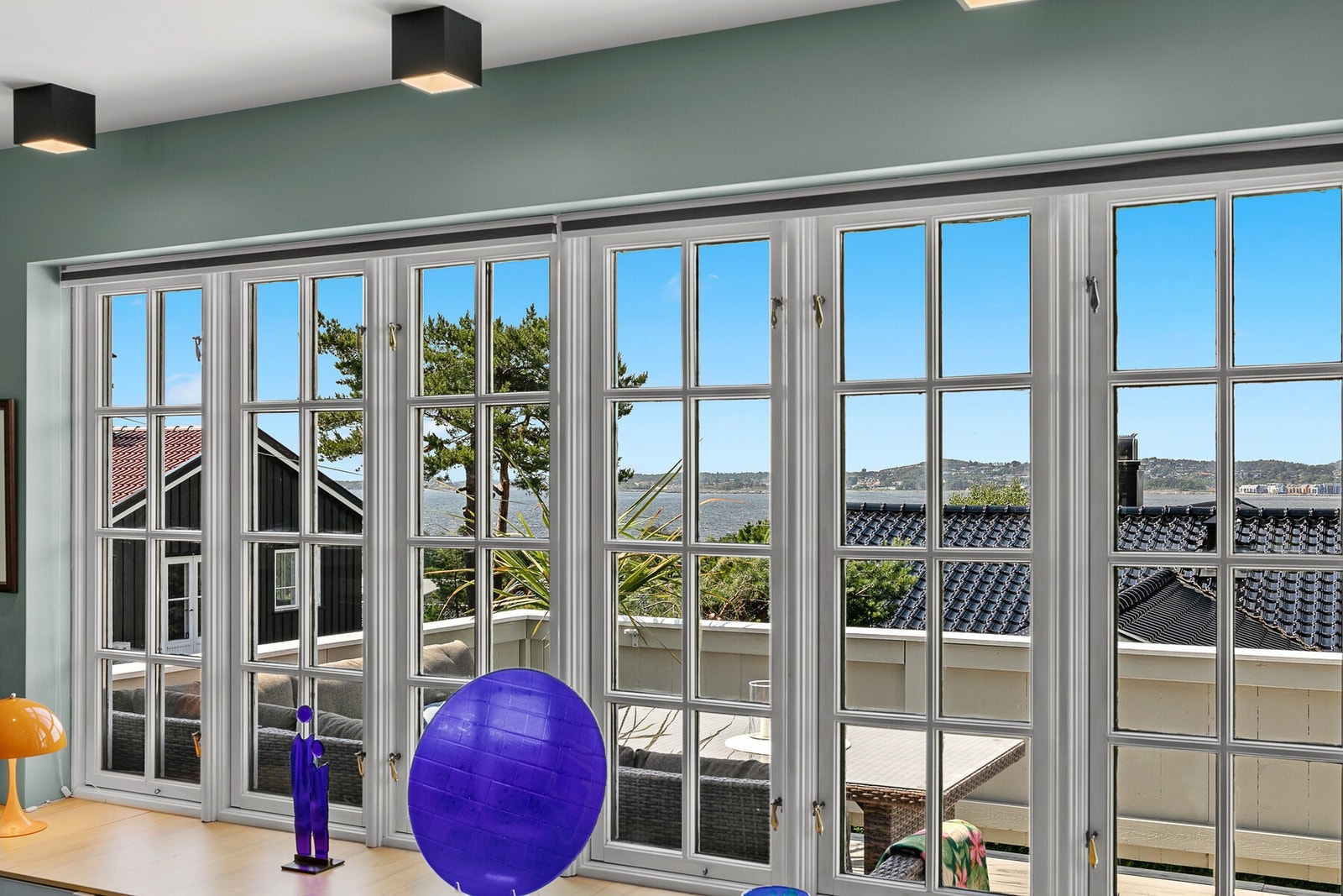 Fra stuen er det en nydelig utsikt mot Larviksfjorden. Store vindusflater sørger for mye naturlig lysinnslipp. Galleribilde