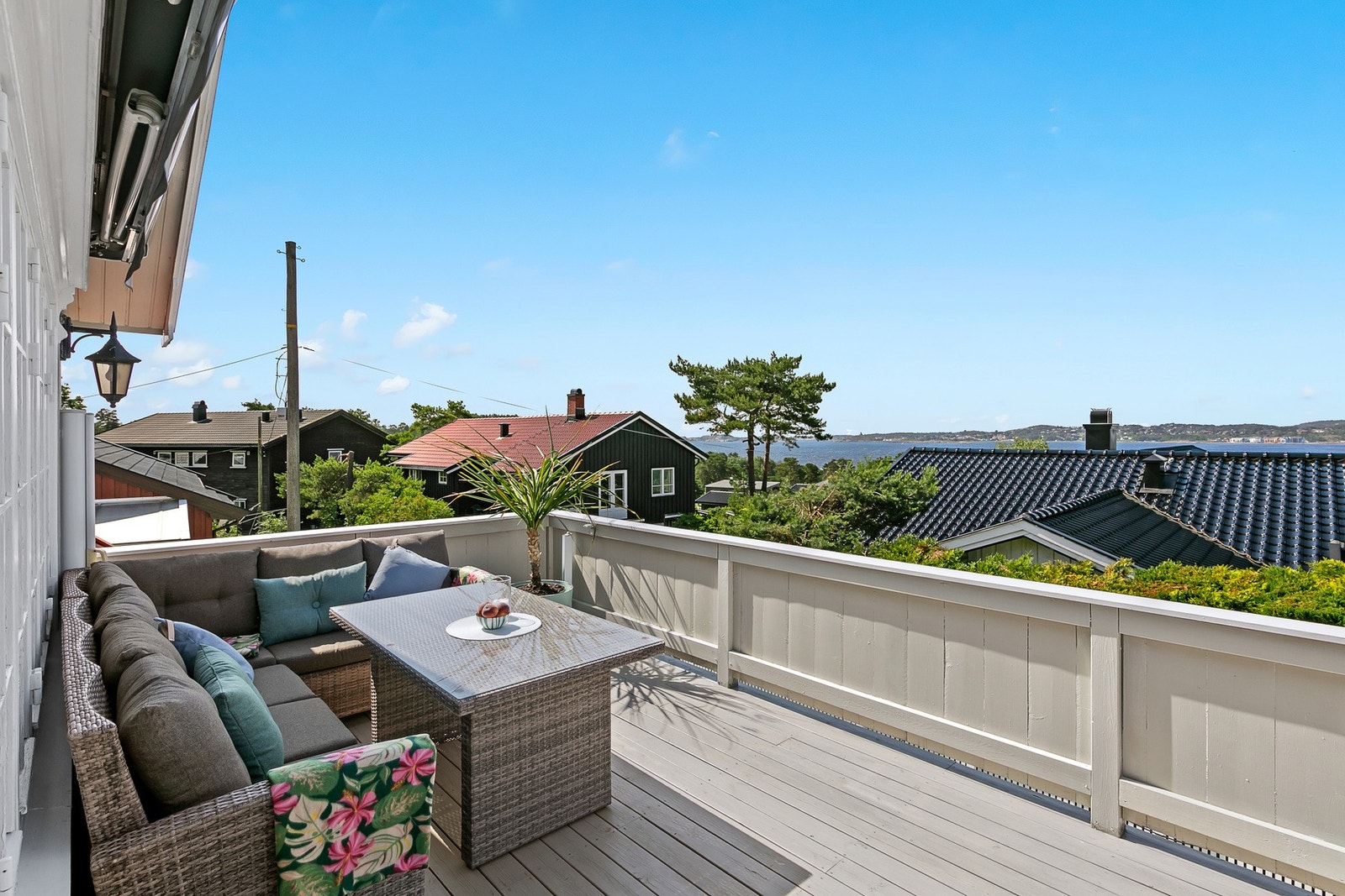 Direkte adkomst til terrasse på 17m². Her er det god plass til utemøblement. Galleribilde