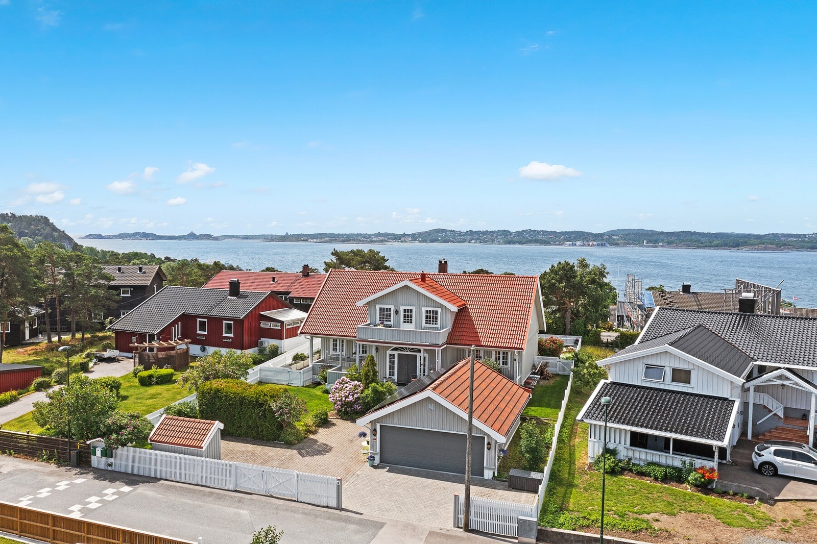 Eiendommen har flott, klassisk uttrykk. Det er bygget dobbelgarasje i 2019 med solcelleannlegg. Galleribilde