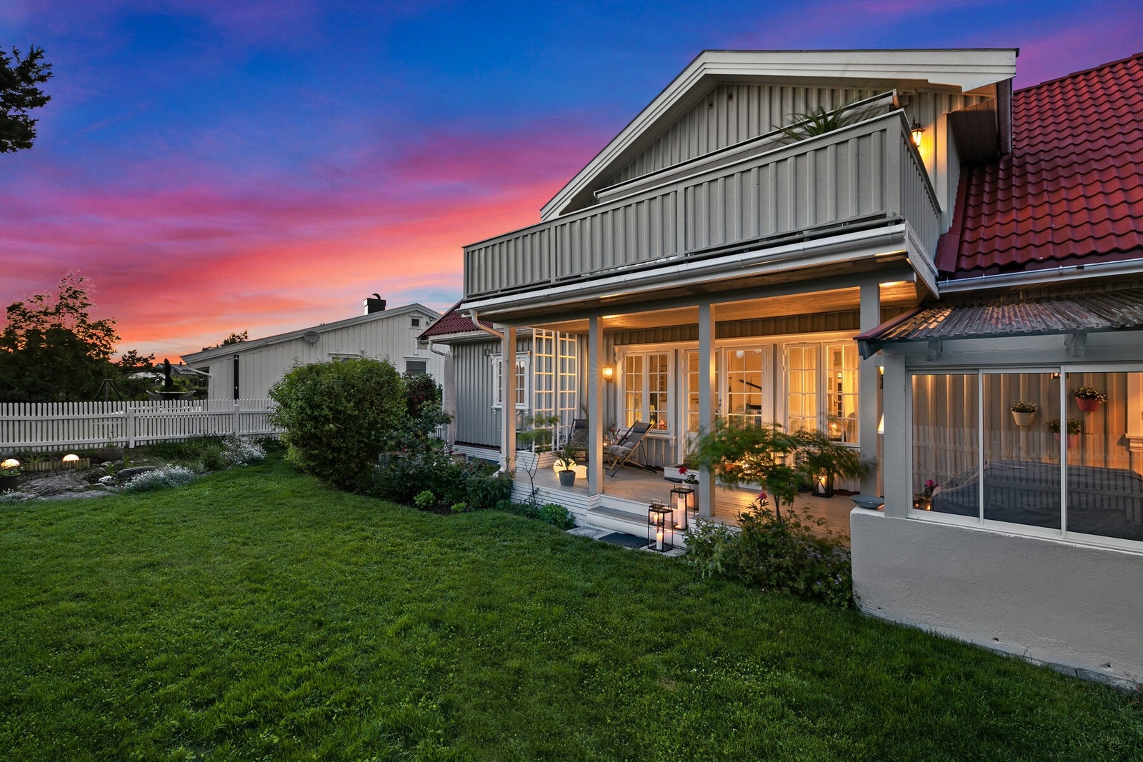 Det er en flott opparbeidet hage med direkte adkomst fra stue. Galleribilde