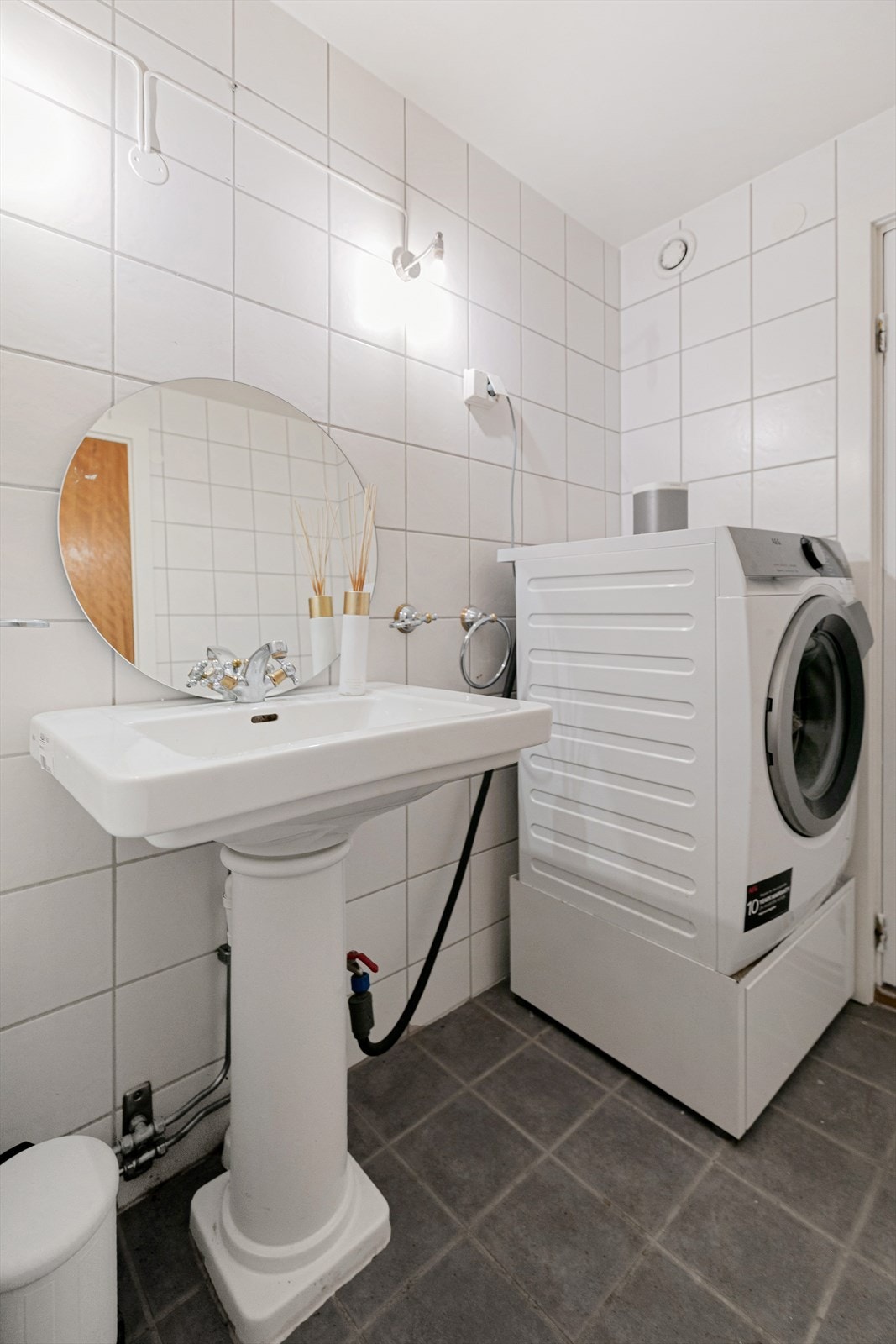 Her får dere dusjplass i badekar og tilhørende garnityr, søyleservant og opplegg for vaskemaskin.
Bak døren er det ekstra oppbevaringsplass! Galleribilde