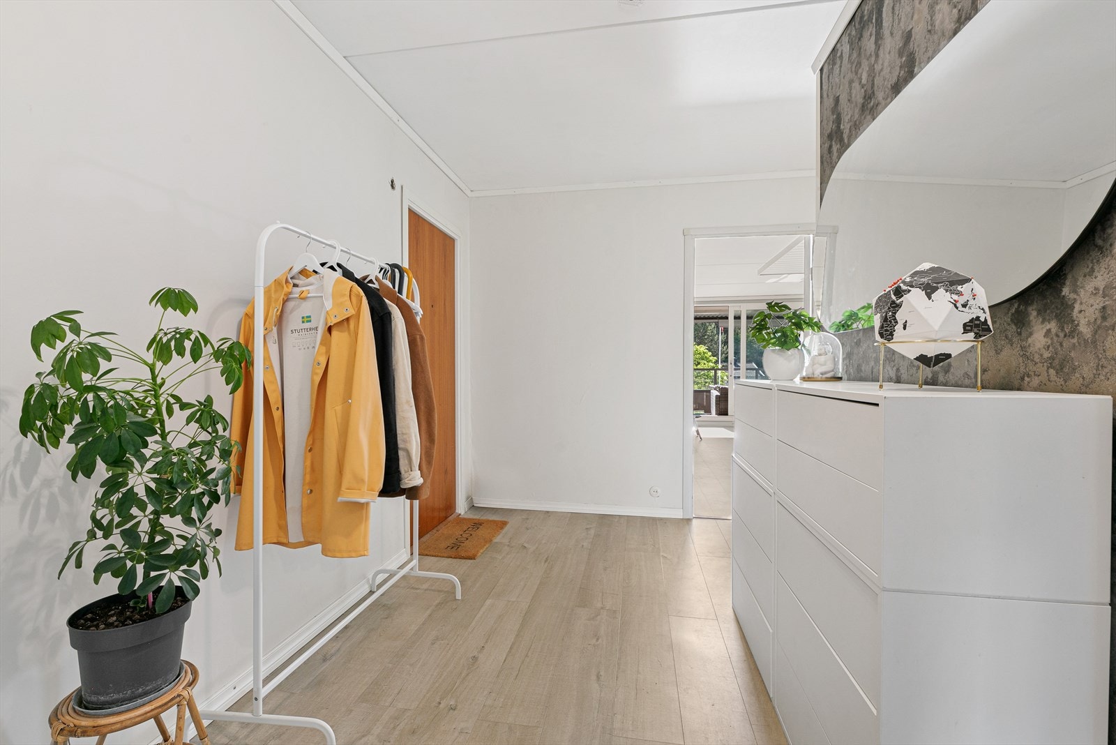 Gangen er romslig med plass til flere oppbevaringsløsninger for klær og sko. Galleribilde