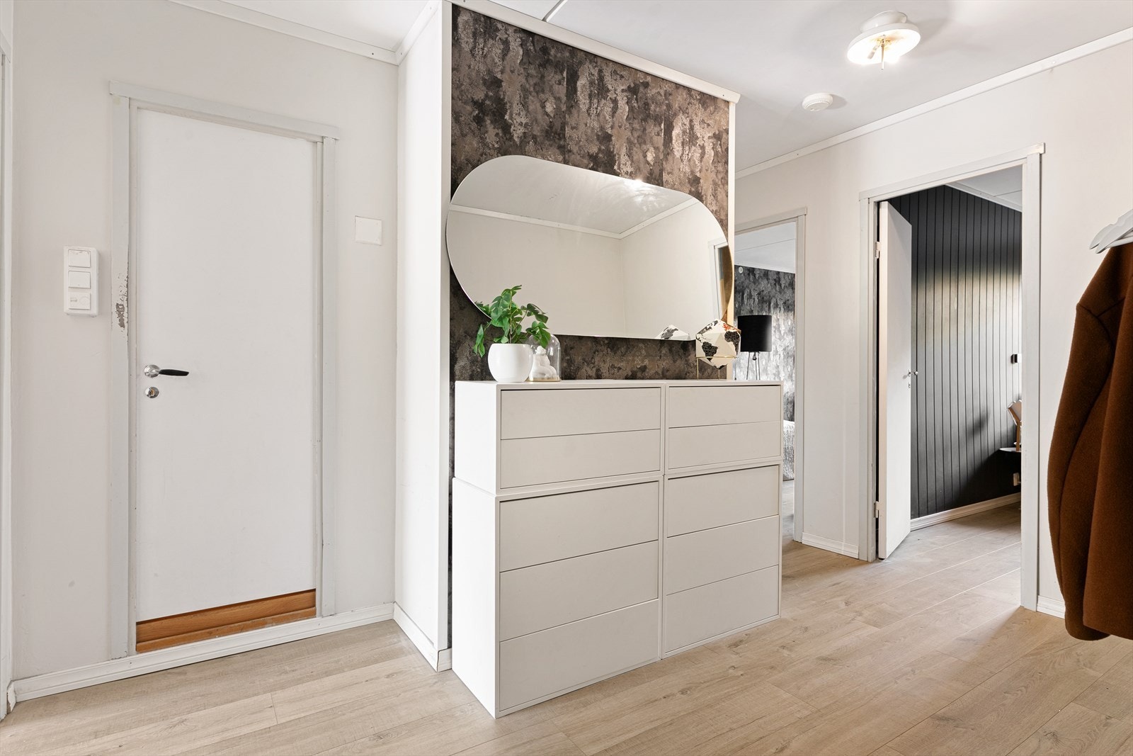 Gangen er det naturlige bindeleddet mellom alle rom i boligen. Her er det hyggelig å komme hjem! Galleribilde
