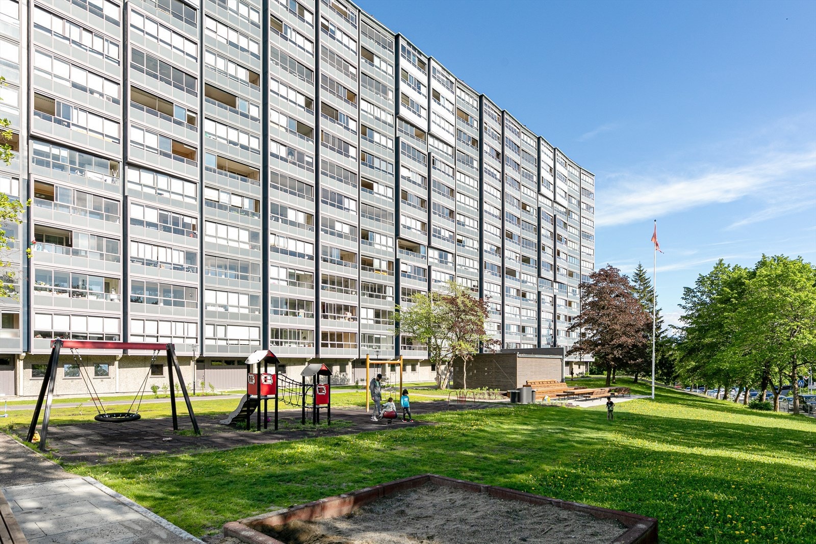 Boligen ligger fint til i Ammerudgrenda. Området består hovedsaklig av blokkbebyggelse og atriumshus. Det er store grøntarealer mellom blokkene, og området er preget av mange grønne lommer. Galleribilde