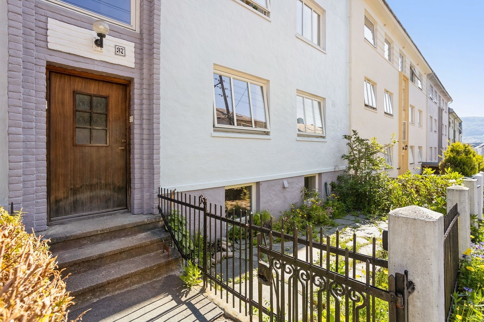 Fasade. Sameiet har uteplasser på fremsiden av boligen. Her er det mulig å lage til en hyggelig uteplass. Galleribilde