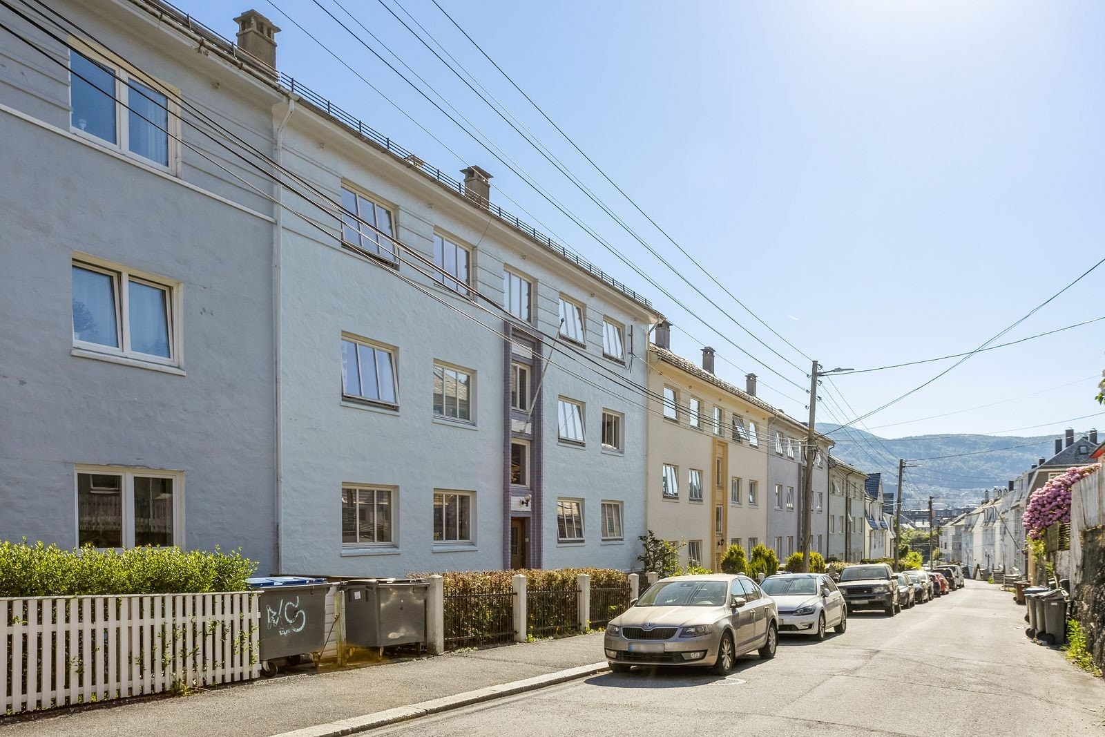 Fasade. Det er soneparkering i området
, så det er muligheter for parkering rett utenfor bygget. Galleribilde