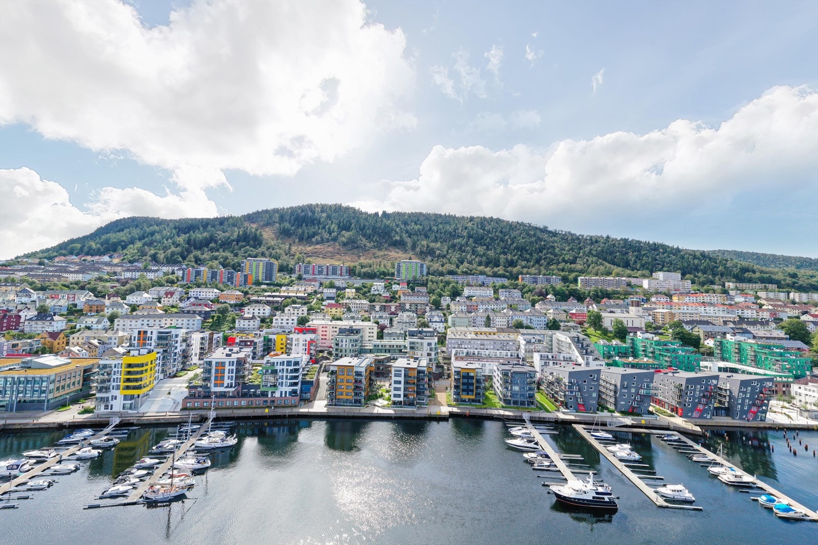 Her har du umiddelbar nærhet til populære Damsgård. Et utvalg av spisesteder, badekai, yogastudio og parkområde like nedenfor boligen! Galleribilde