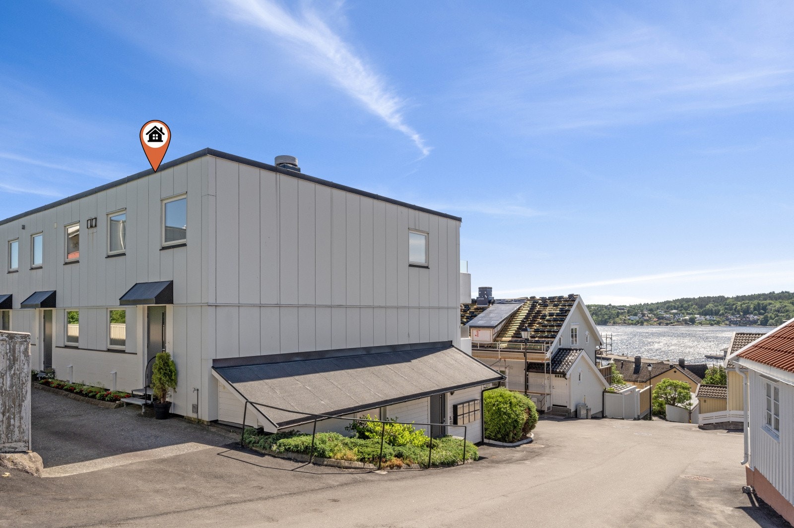 Velkommen til Øvre Steinstredet 1 - flott bolig over 2 plan + kjeller. Flott utsikt. Garasje i underetasjen. Galleribilde