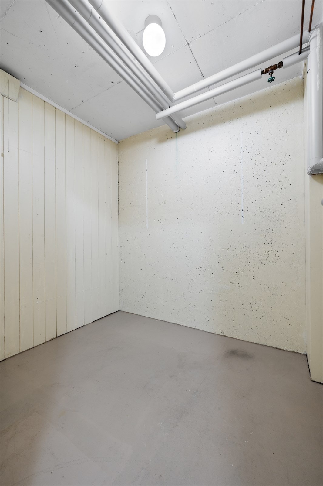 Fra bod i underetasjen Galleribilde