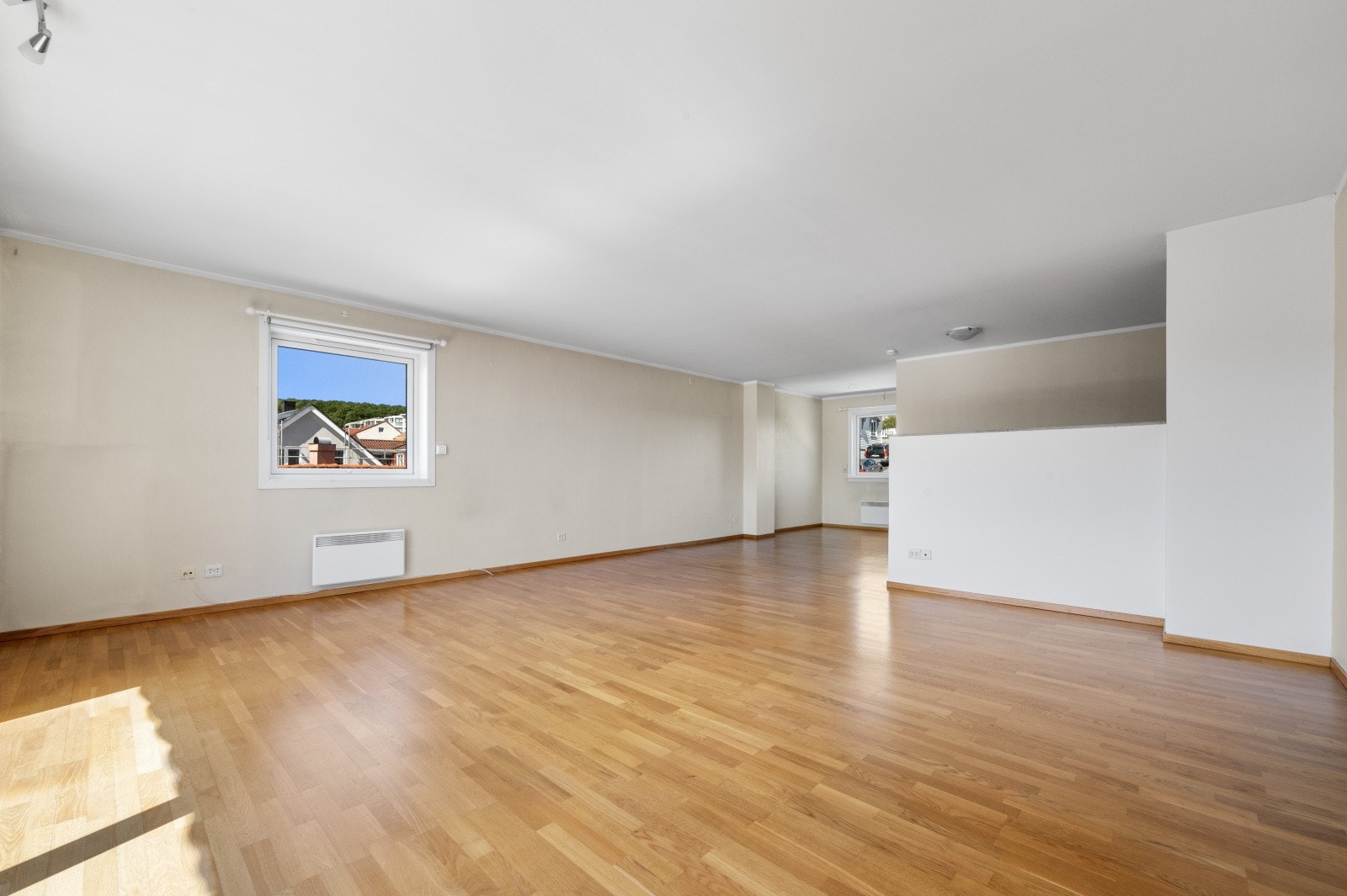 Stor stue/spisestue med utgang til balkong Galleribilde