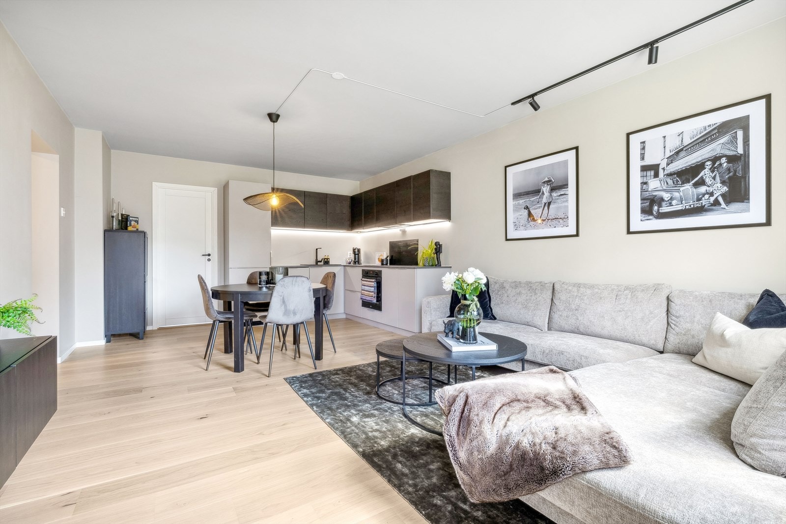Stuen har flere møbleringsmuligheter med god plass til både spisestuebord, sofagruppe og annet ønskelig møblement. Galleribilde