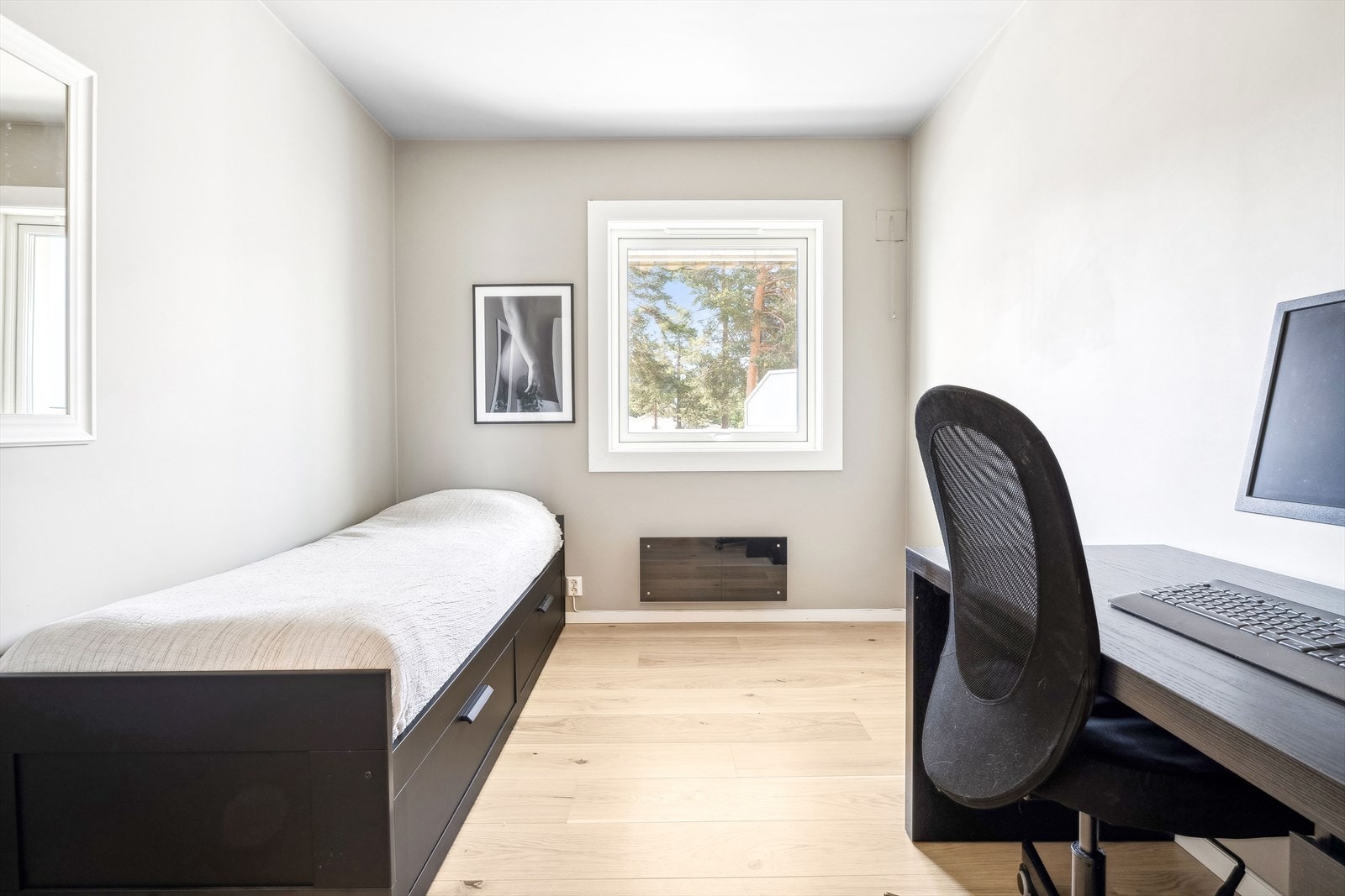 Soverom 2 er også av god størrelse, med plass til seng og annet ønskelig møblement. Galleribilde