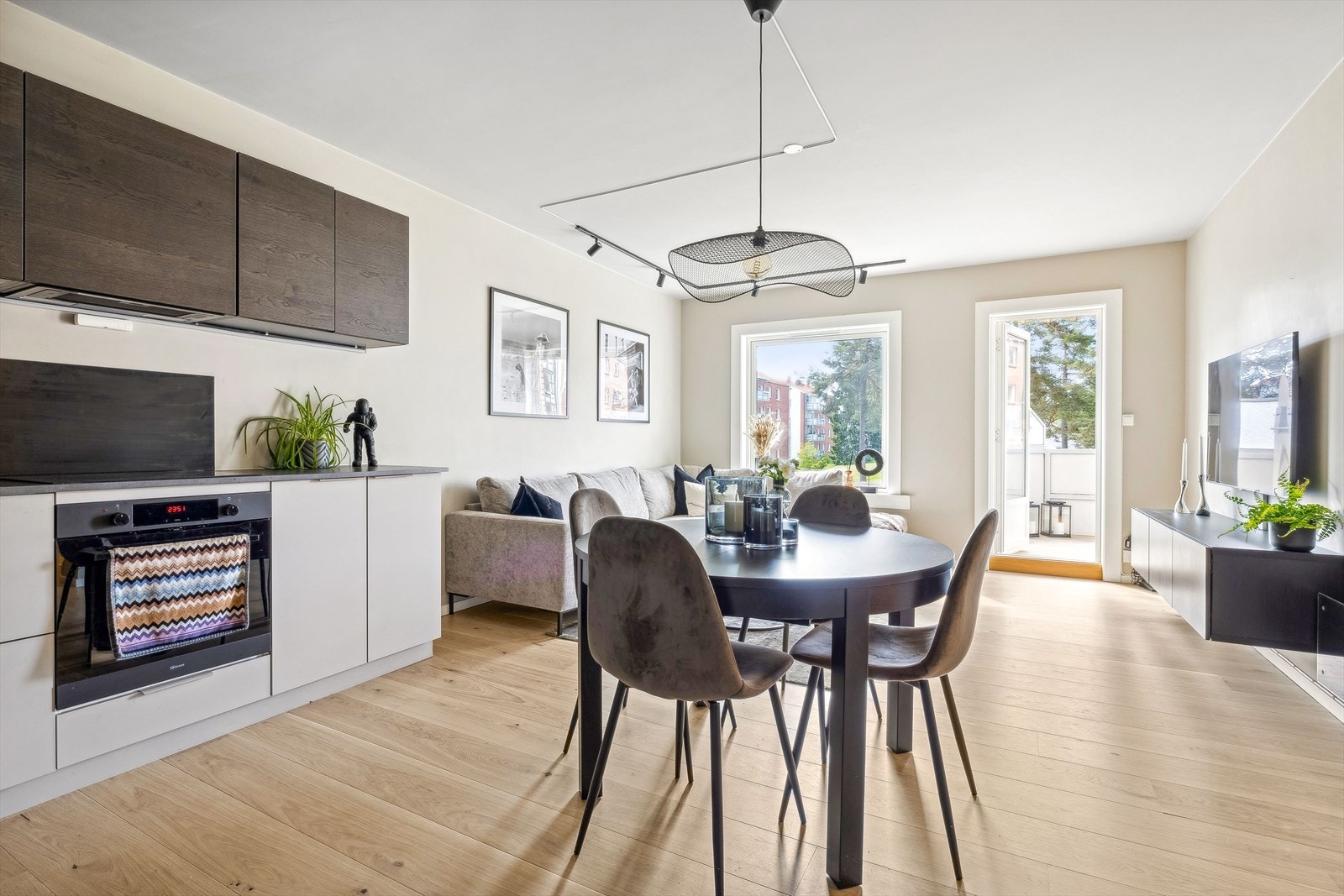 Velkommen til en lys og innbydende 4-roms med god beliggenhet på Lambertseter. Galleribilde