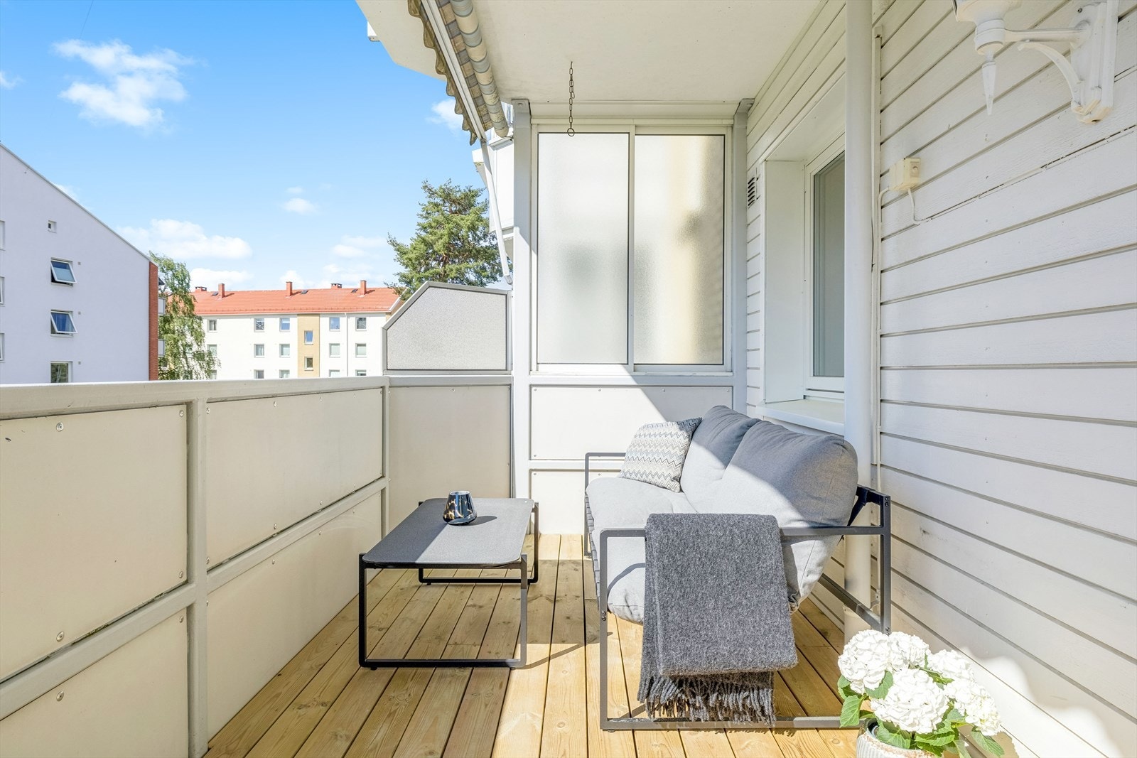Utgang fra stuen til en herlig, sydvendt balkong på 8 m². Galleribilde