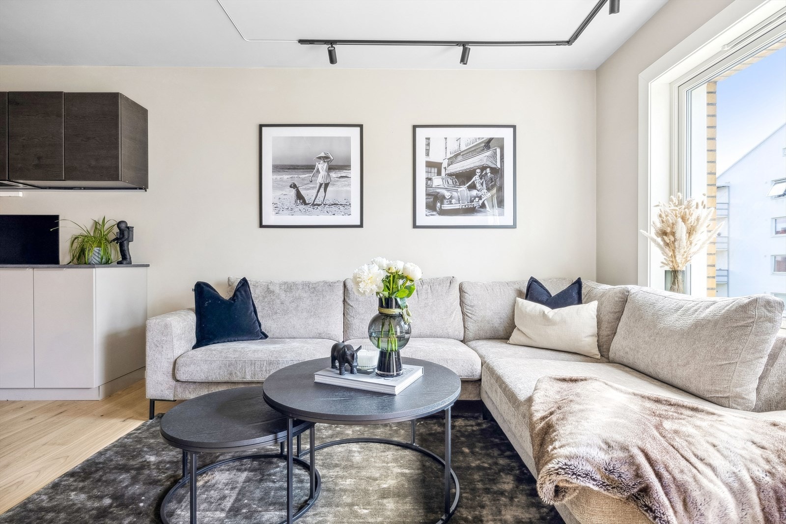 Det er lagt pen 1-stavs parkett på gulv og nymalte overflater i tidsriktige farger. Galleribilde