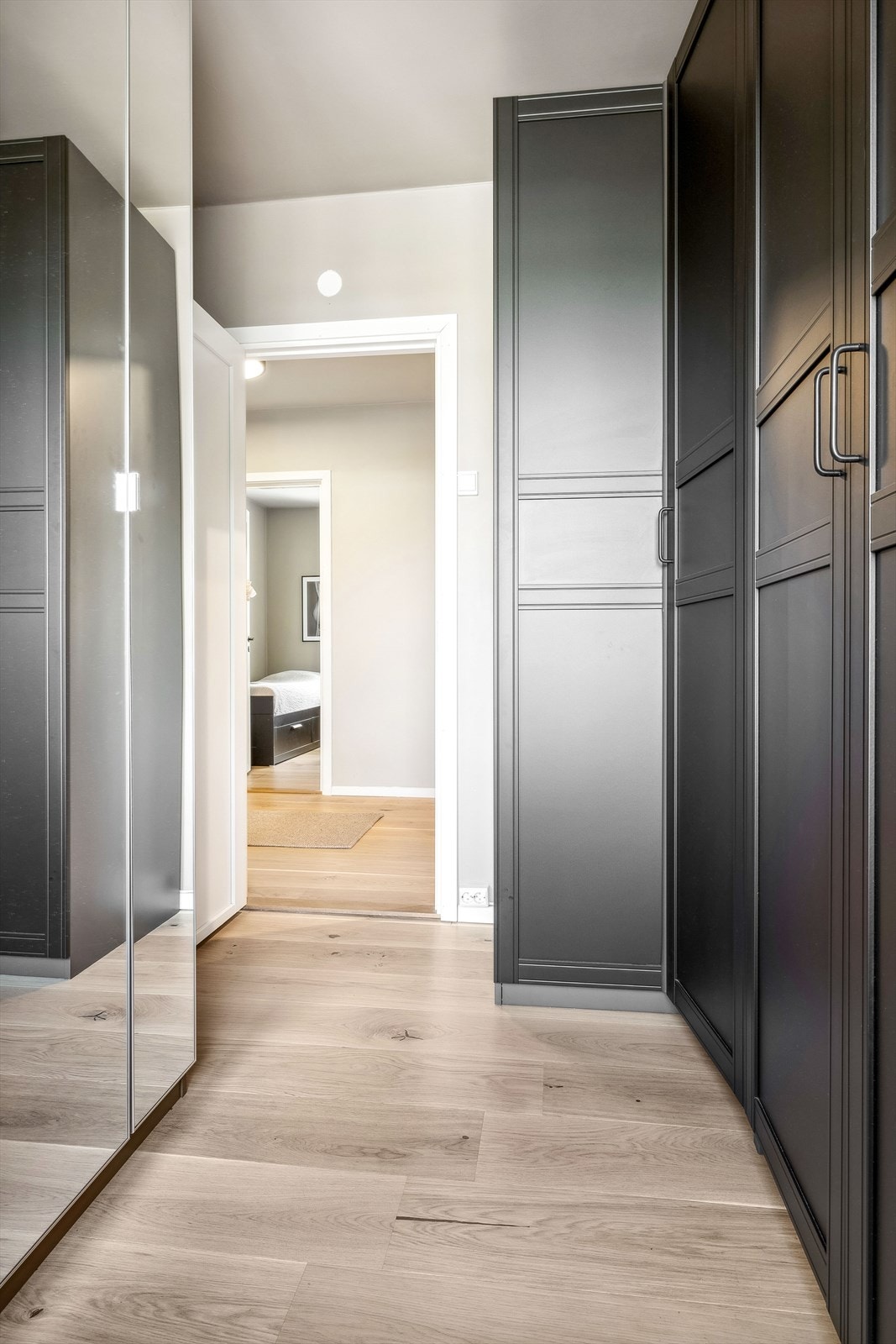 Soverom 3 er innredet som garderobe, men passer godt som barnerom, gjesterom eller hjemmekontor. Galleribilde