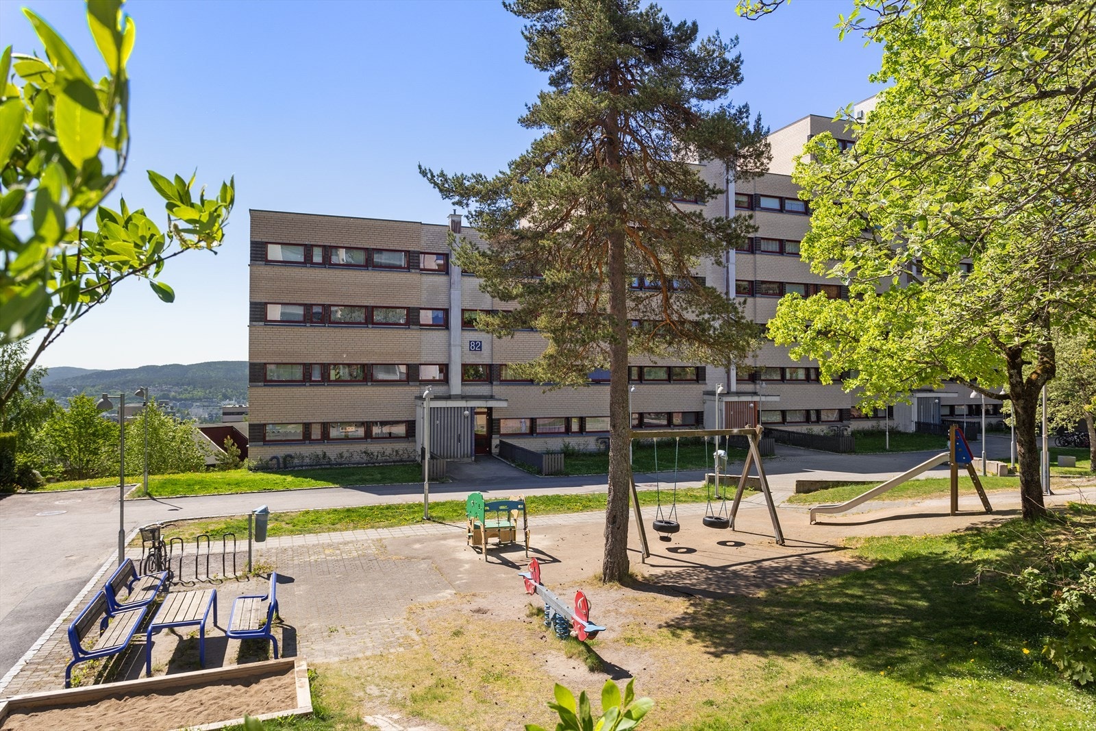 Barnevennlig område med lekeplasser. Galleribilde