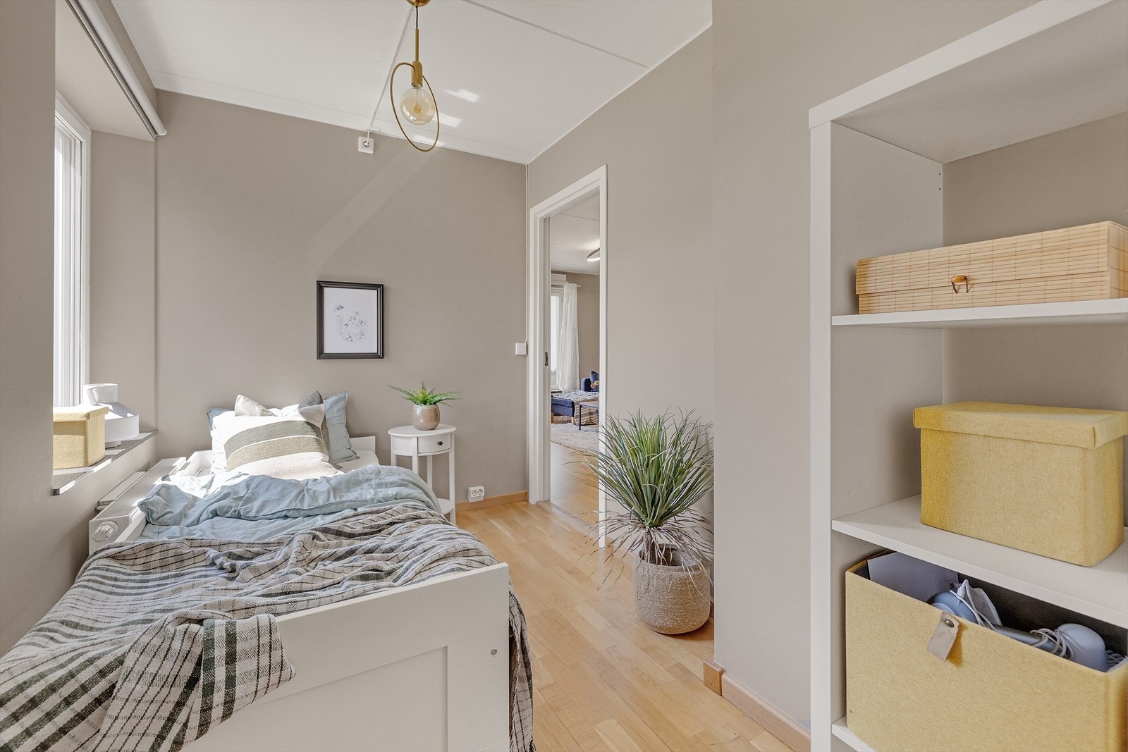 Soverommet har god plass til seng og kommode/skap Galleribilde