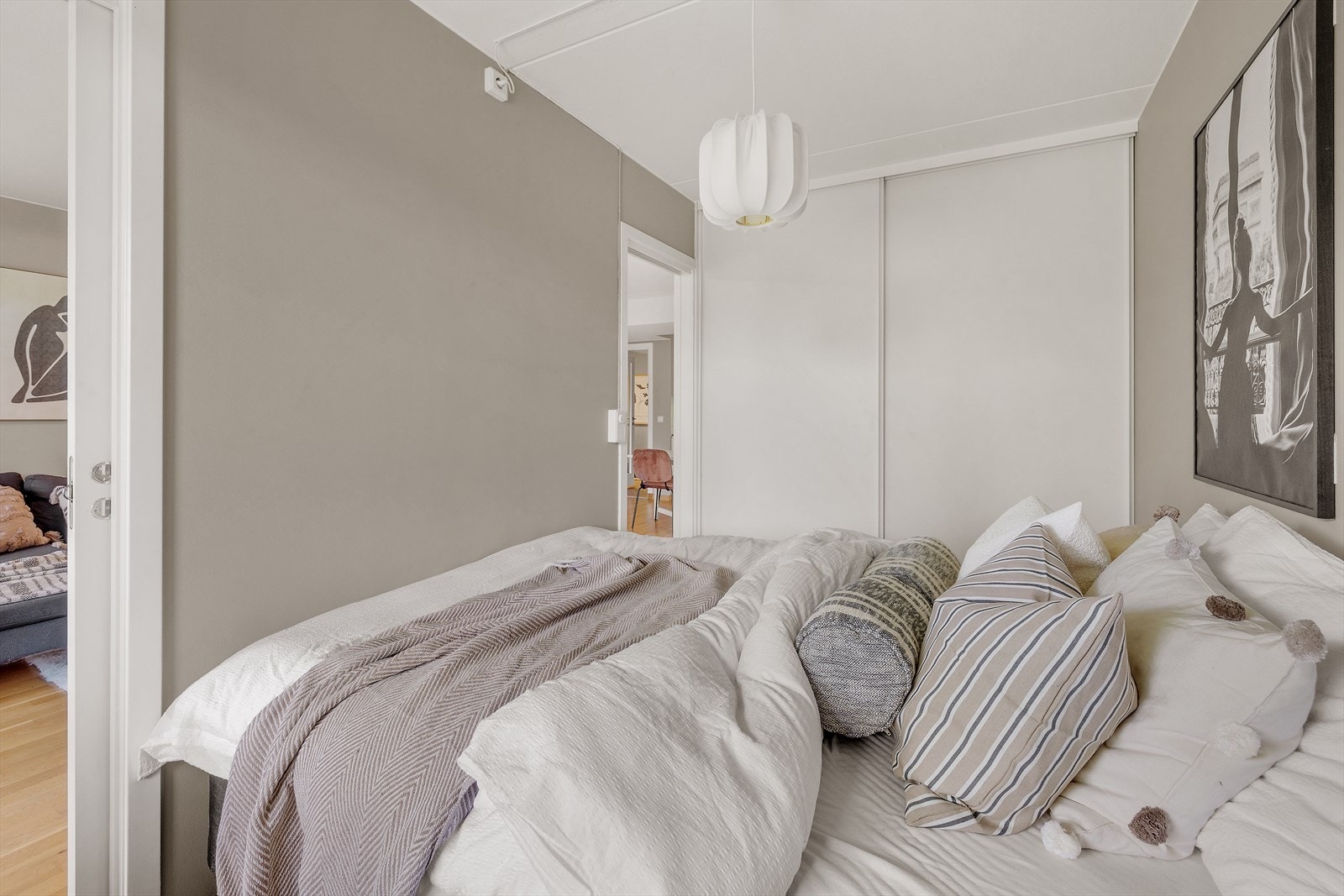 Her er det god plass til dobbeltseng og det er skyvedørsgarderobe Galleribilde