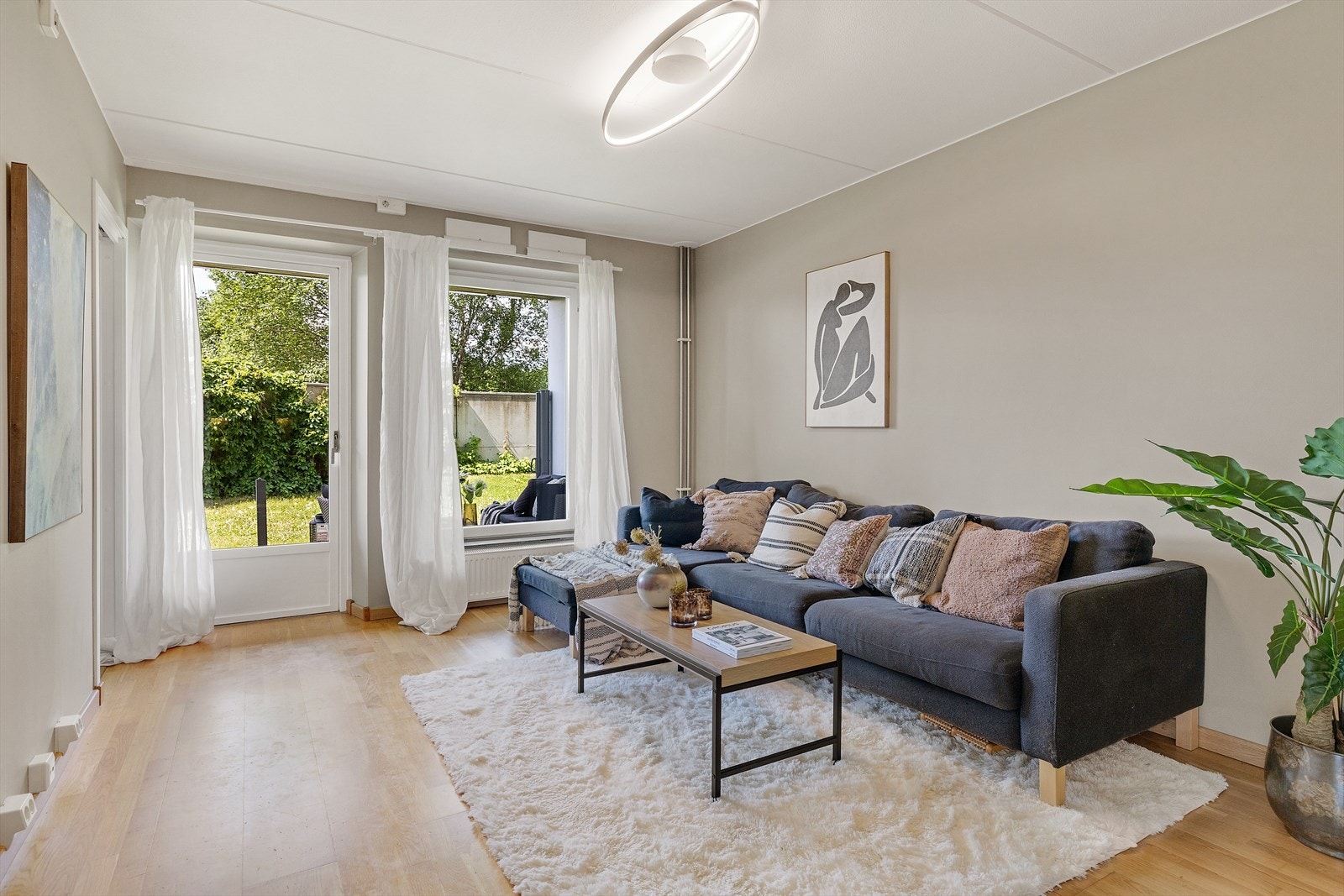 Romslig stue med god plass til sofagruppe Galleribilde