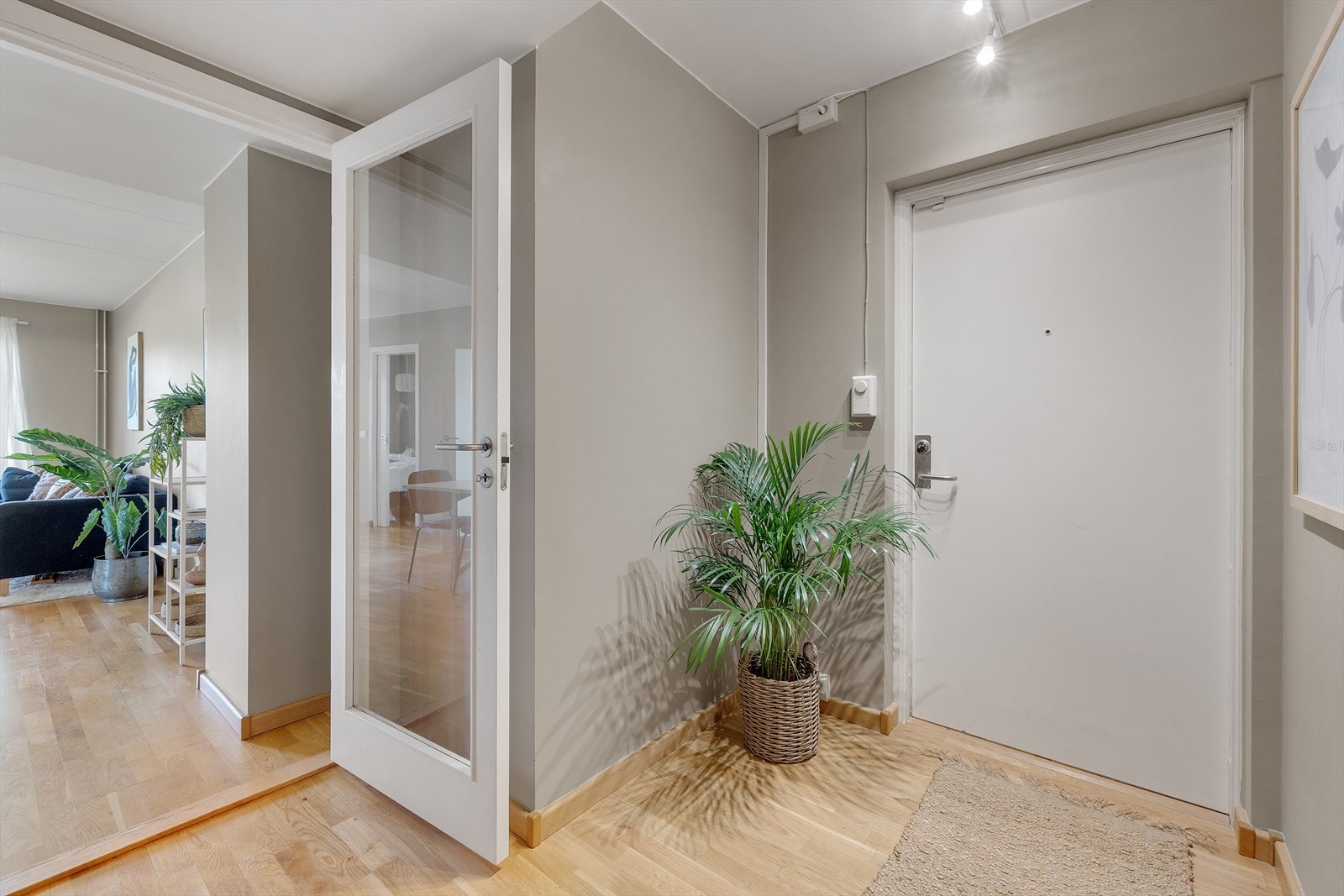 Leiligheten har en romslig entré med plass til skoskap og oppbevaring av yttertøy Galleribilde