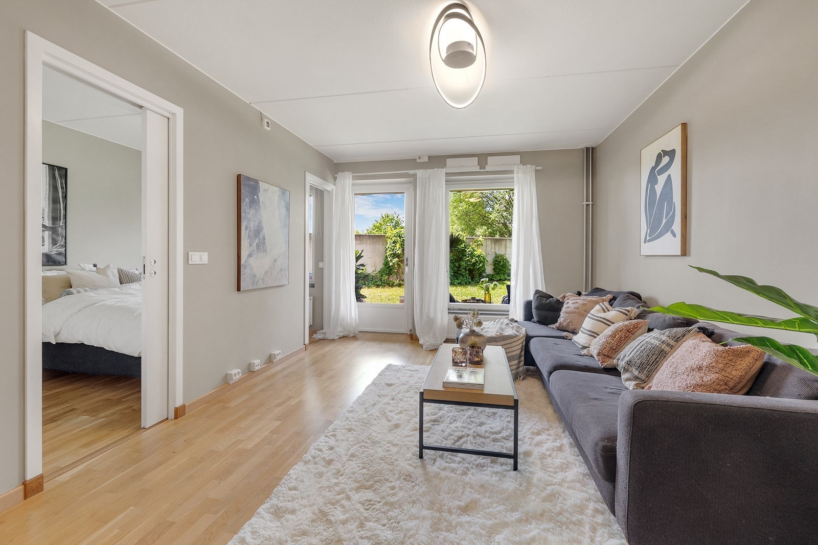 Fra stuen er det utgang til en solrik terrasse/hage Galleribilde
