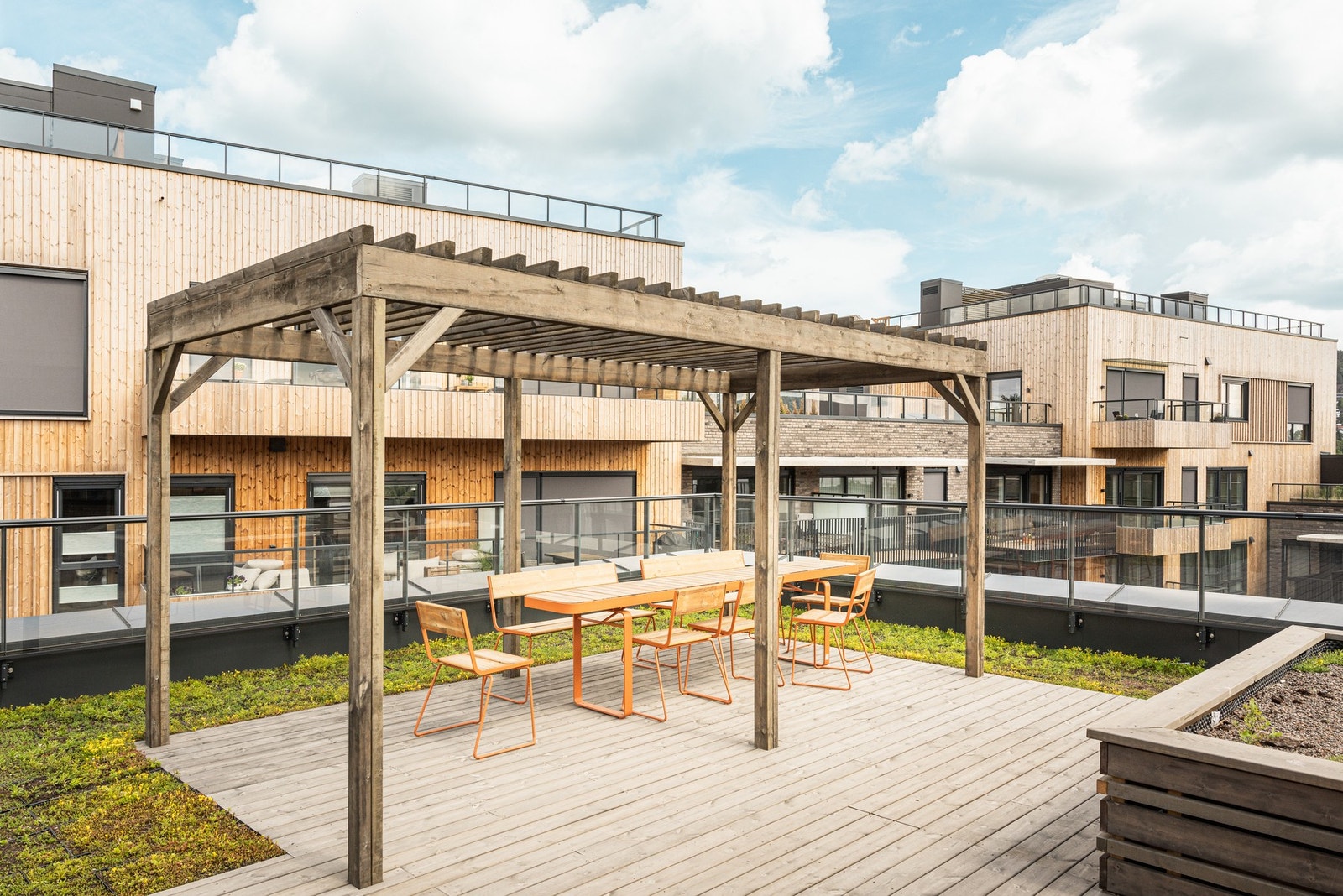 Felles takterrasse med romslig arealer over 2 plan. Galleribilde