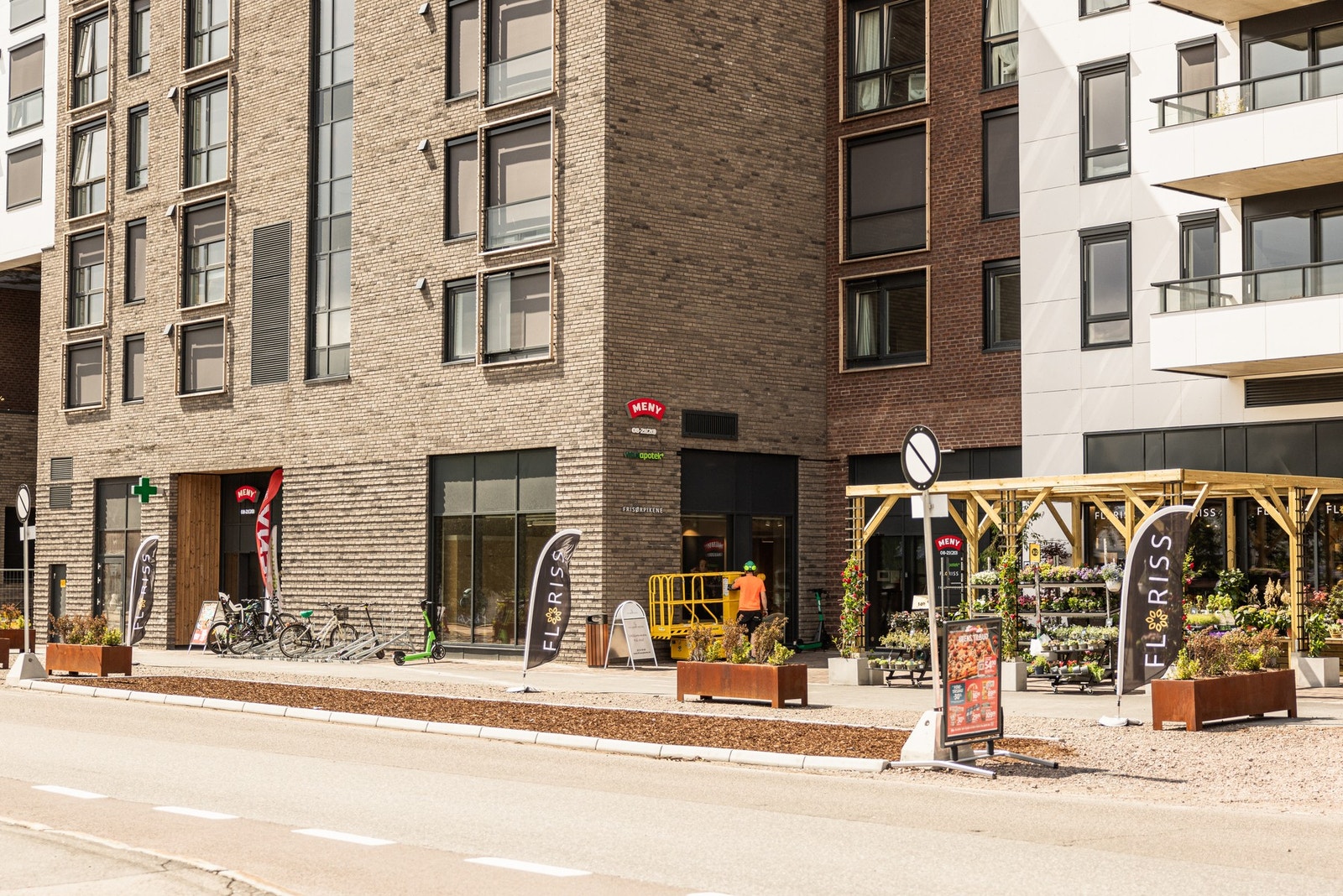 Attraktiv beliggenhet på Frysja, kort vei unna servicetilbud og vakre rekreasjonsområder. Kort vei til både Rema, Meny, Grains, EVO, Sushi, blomsterbutikk og apotek. Galleribilde