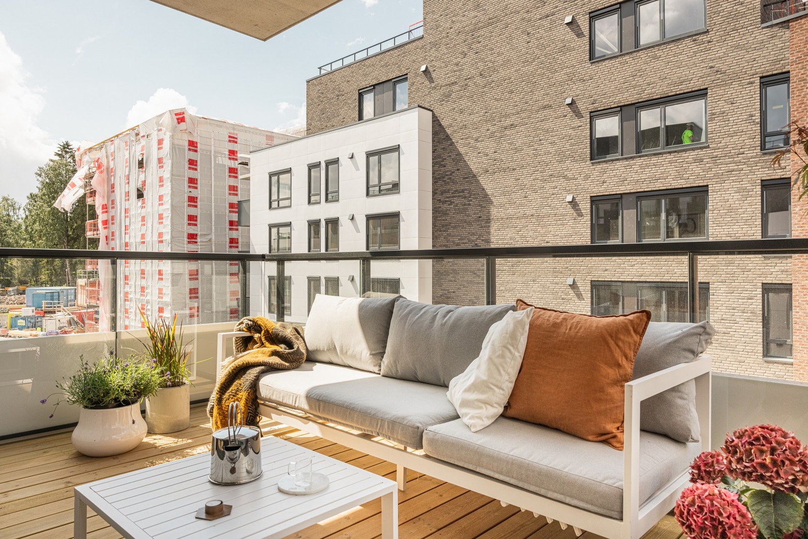 Romslig balkong på ca. 7,5kvm med gode solforhold. Hyggelig utsyn mot den rolige nabolagsgaten. Galleribilde