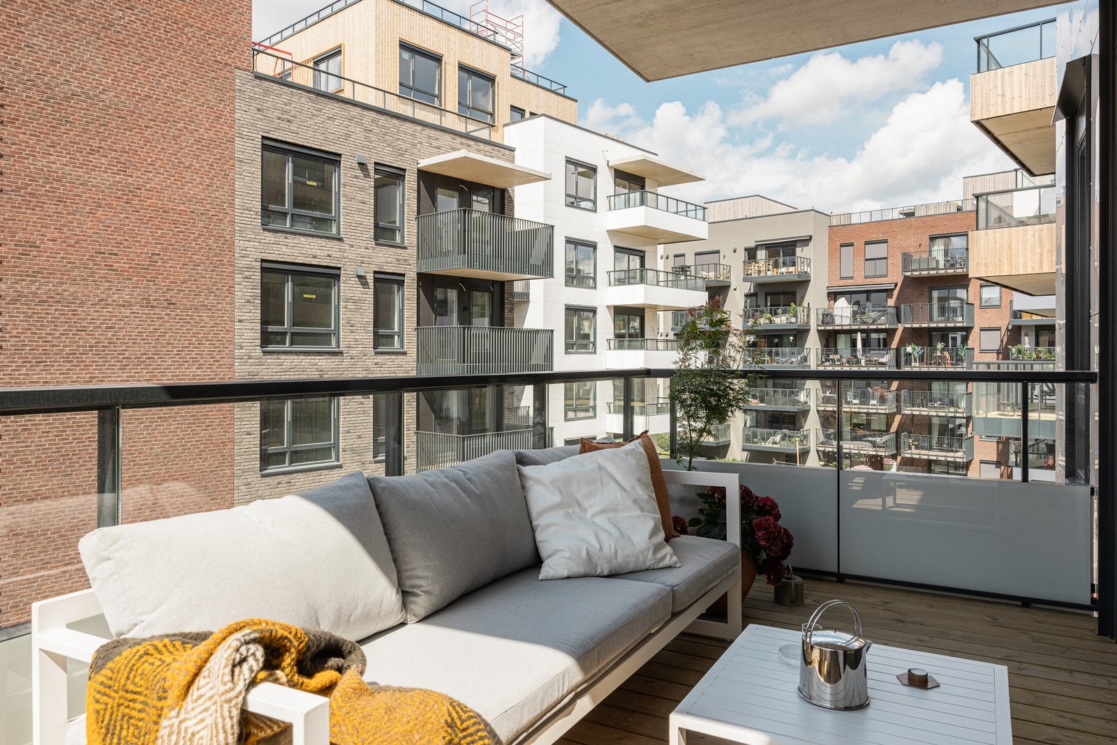 God plass for innredning av utemøbler. Galleribilde