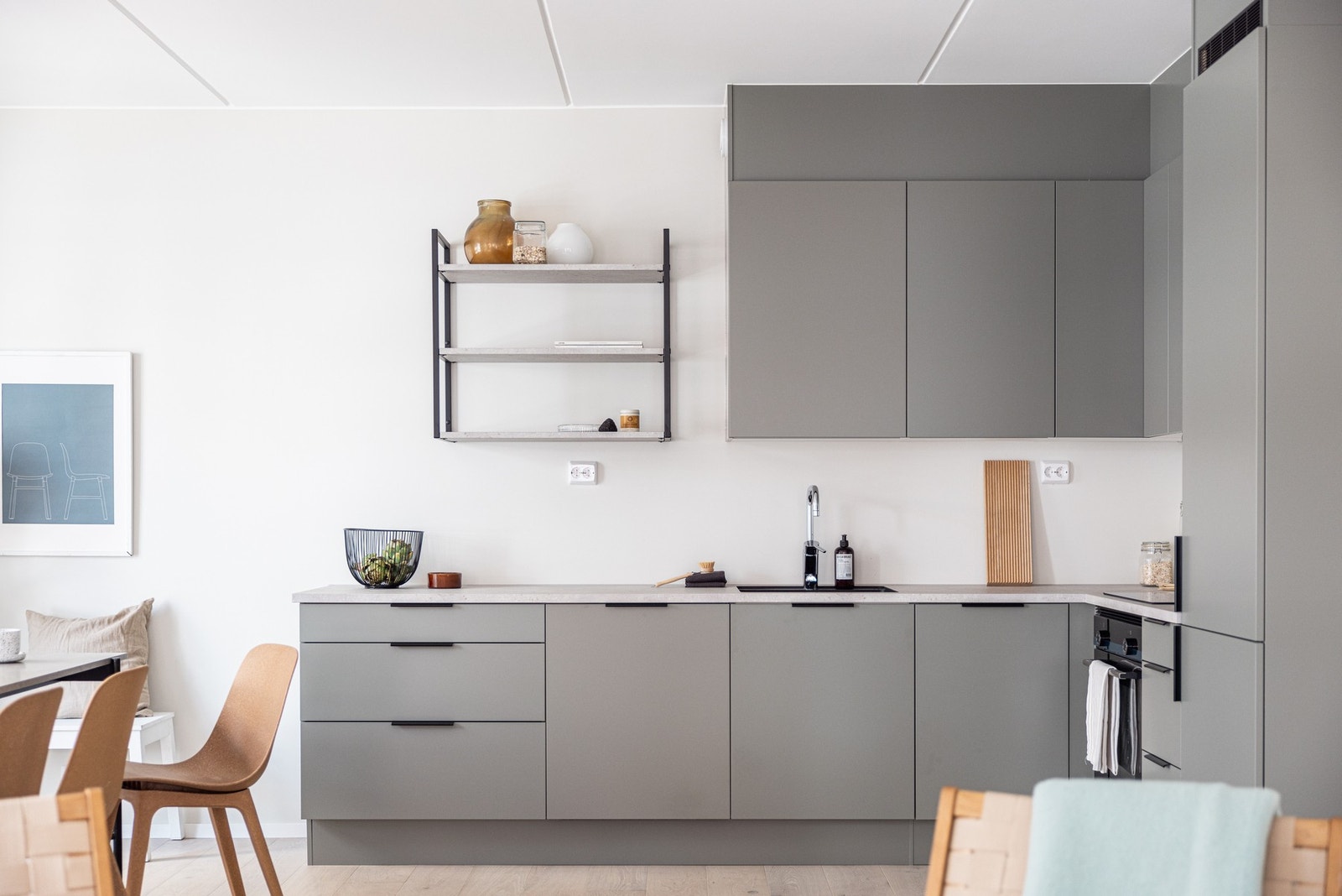 Moderne HTH-kjøkken med god lagringsplass. Galleribilde