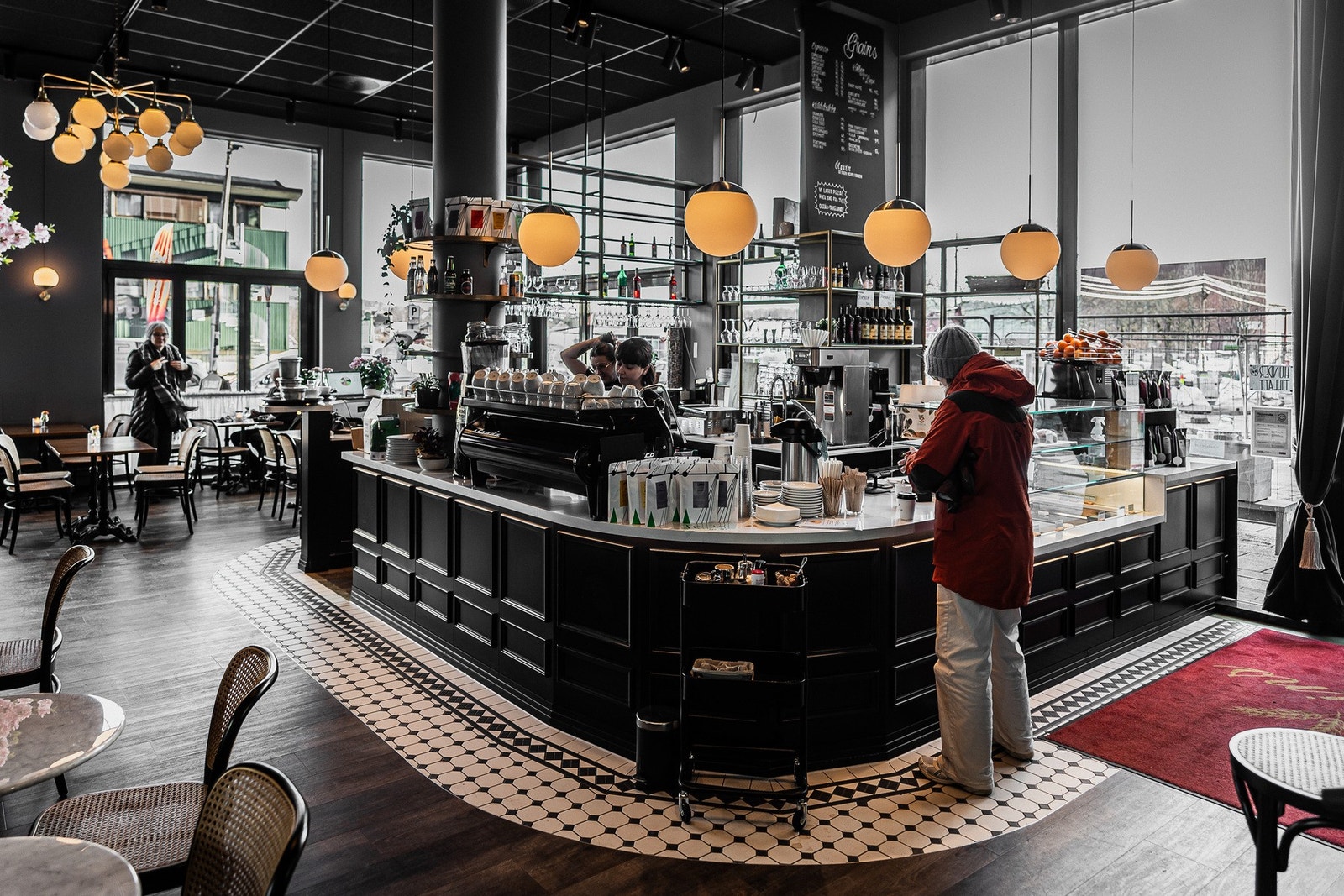 Få meter unna finner du både cafèer og restauranter. Galleribilde