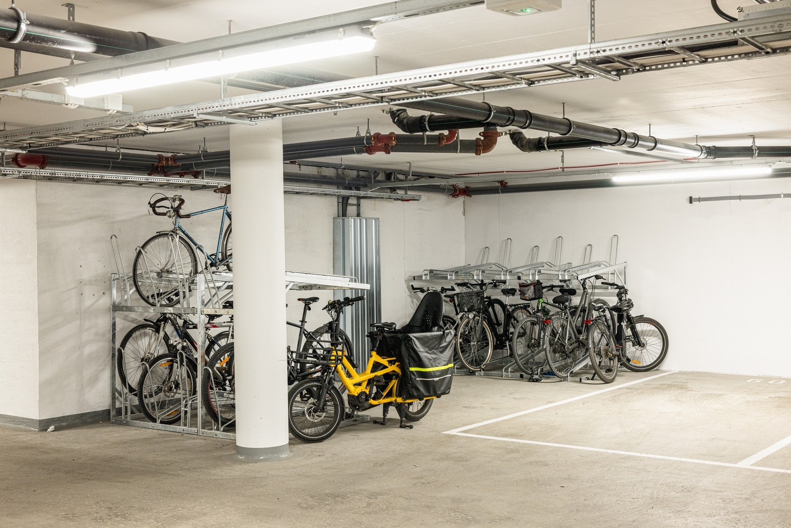 Innendørs felles sykkelparkering. Galleribilde