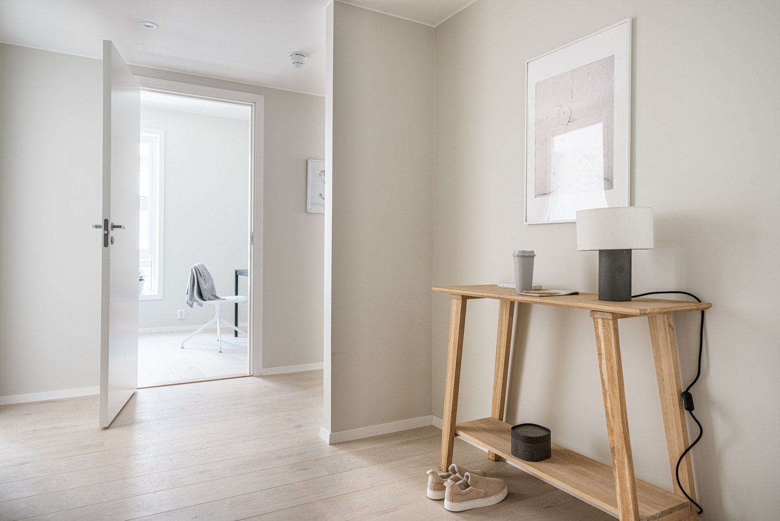 Romslig entré/mellomgang. Galleribilde