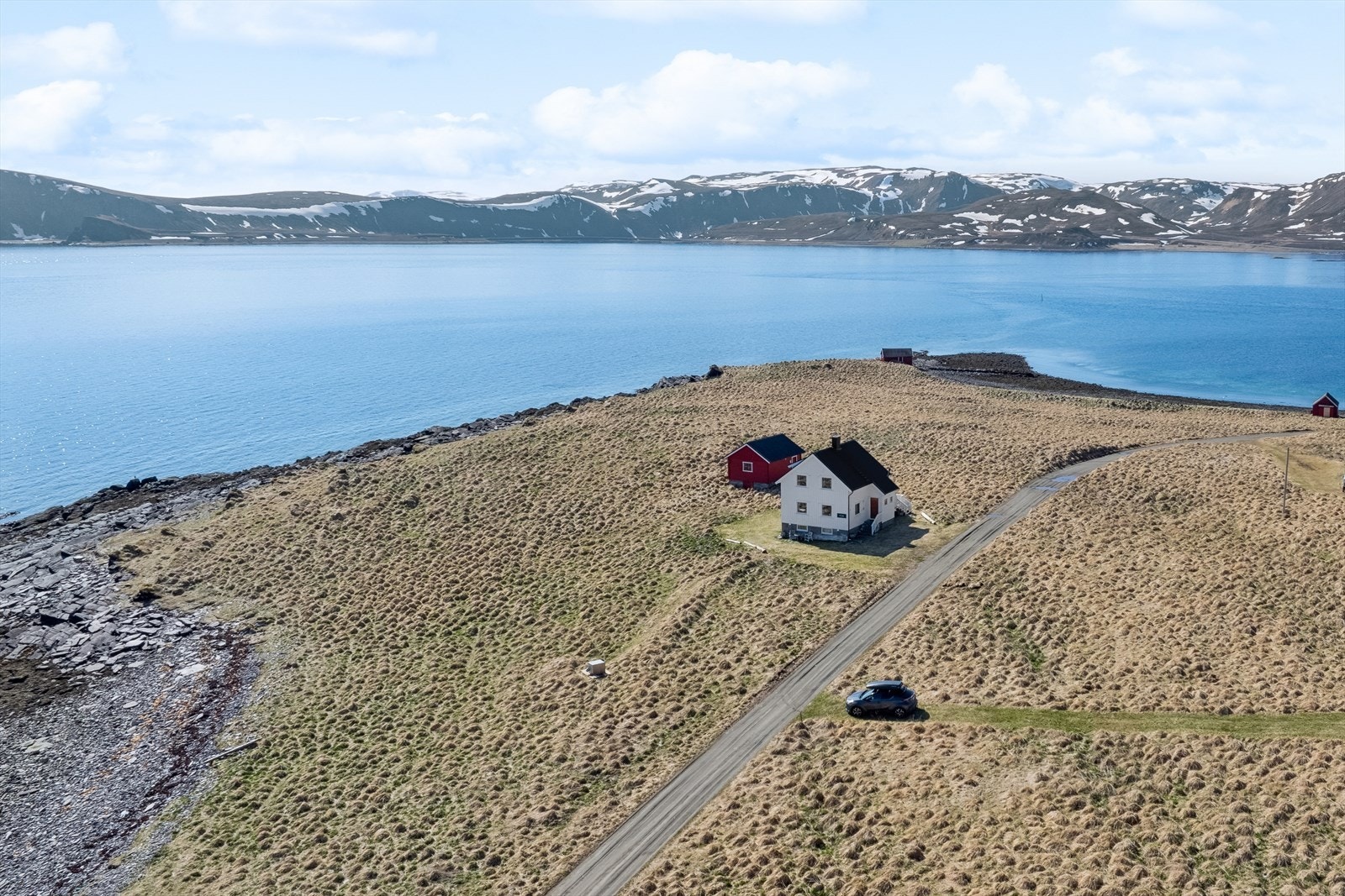 Velkommen til idylliske Sarnesøra 14, en nydelig eiendom med bolig, fjøs og naust Galleribilde