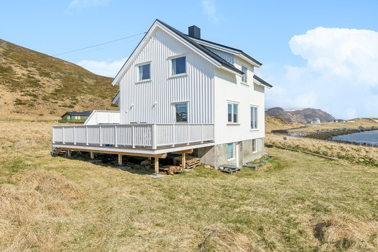 Boligen ligger i et naturskjønt område med svært gode solforhold. Galleribilde