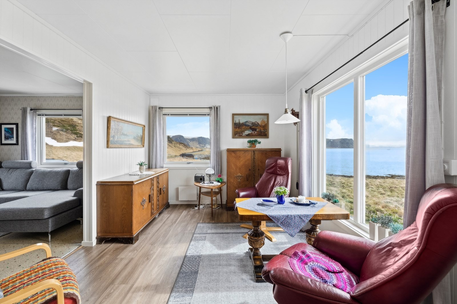 Boligens stue er oppdelt i 2 rom med stor åpning mellom disse. Galleribilde