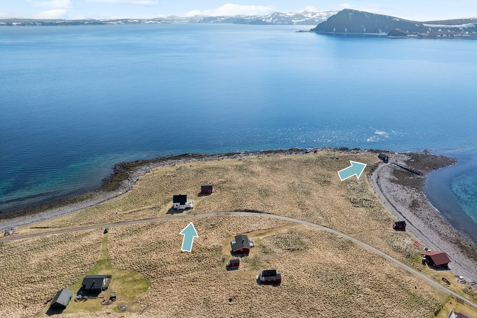 Idylliske Sarnesøra. Pilene viser bolig med fjøs og naustet. Galleribilde