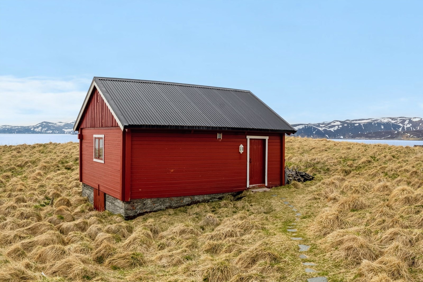 Fjøs som benyttes til lager, men er egnet til mye annet. Galleribilde