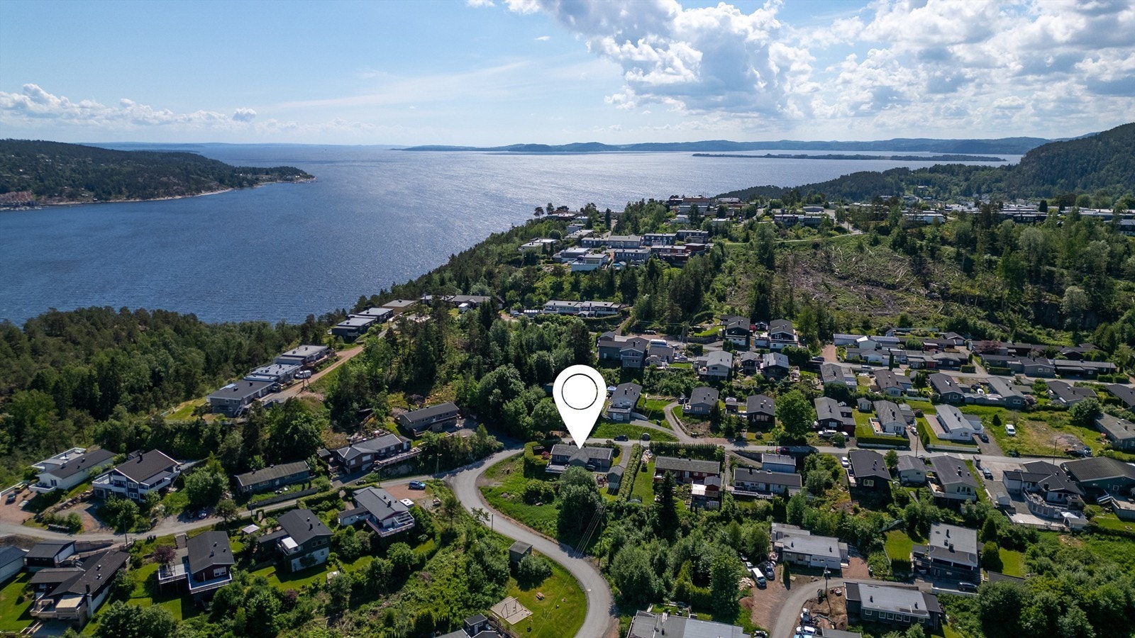 Kort vei ned til fjorden og til Bergerbukta med kyststi, bade-, fiske- og båtliv Galleribilde