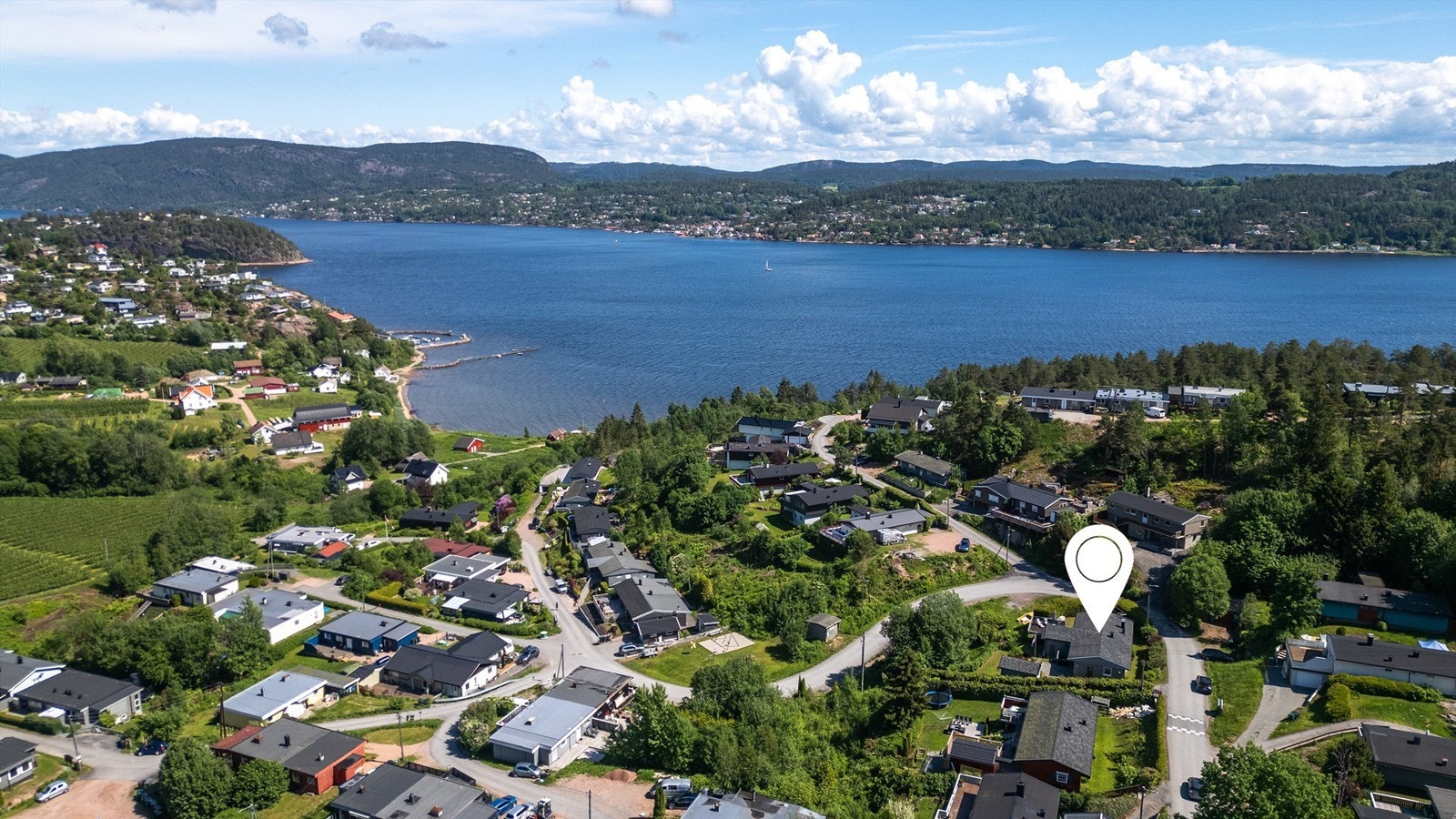 Eiendommen har en fin beliggenhet i barnevennlige omgivelser på Bergeråsen i Svelvik Galleribilde
