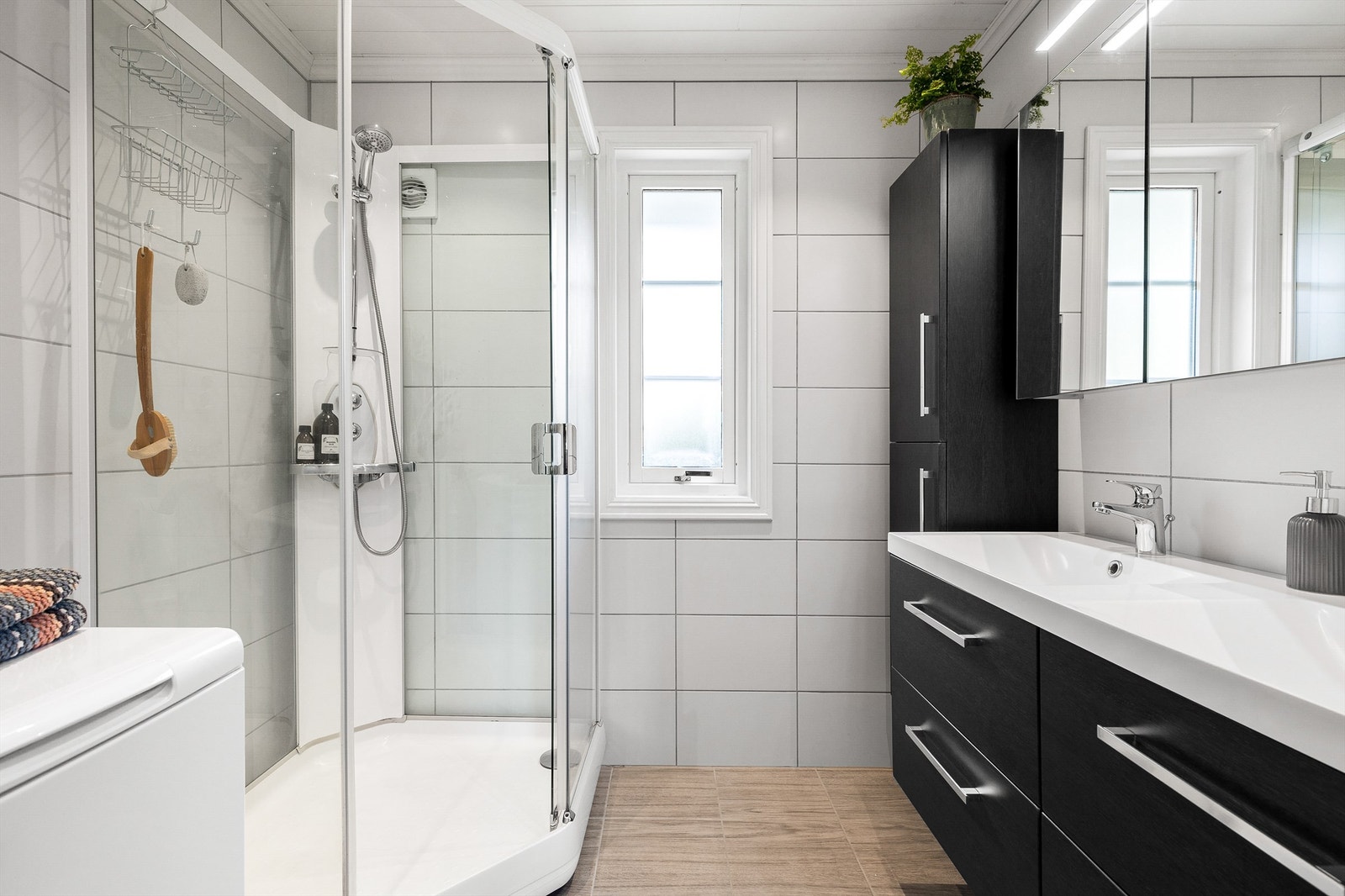 Badet har downlights i tak og gulvvarme Galleribilde